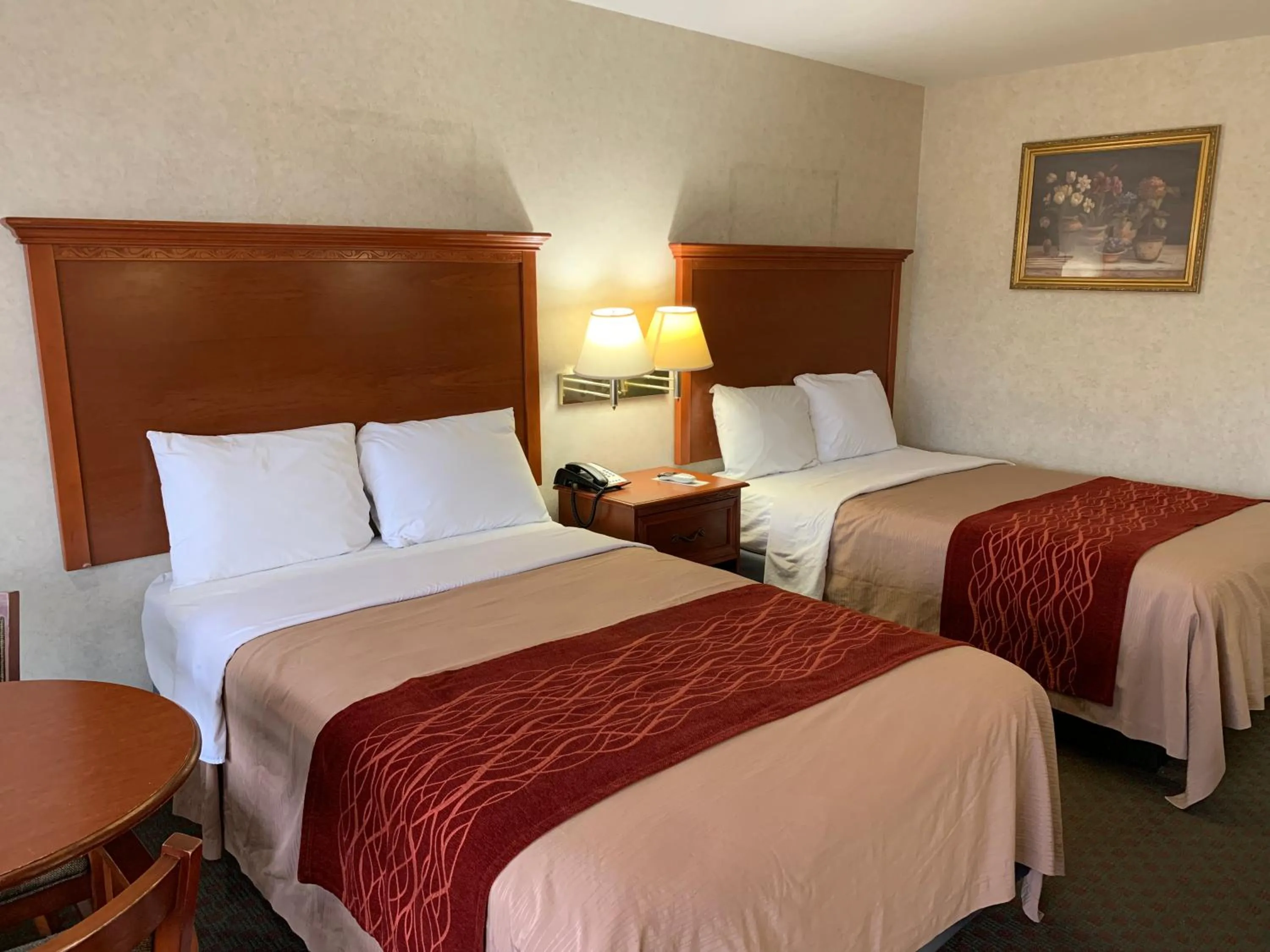 Bedroom in Coachman's Inn Motel