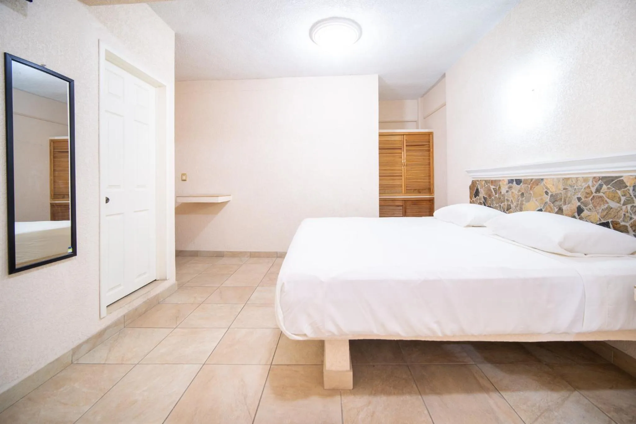 Bed in PENINSULA STAYS Executive Hotel