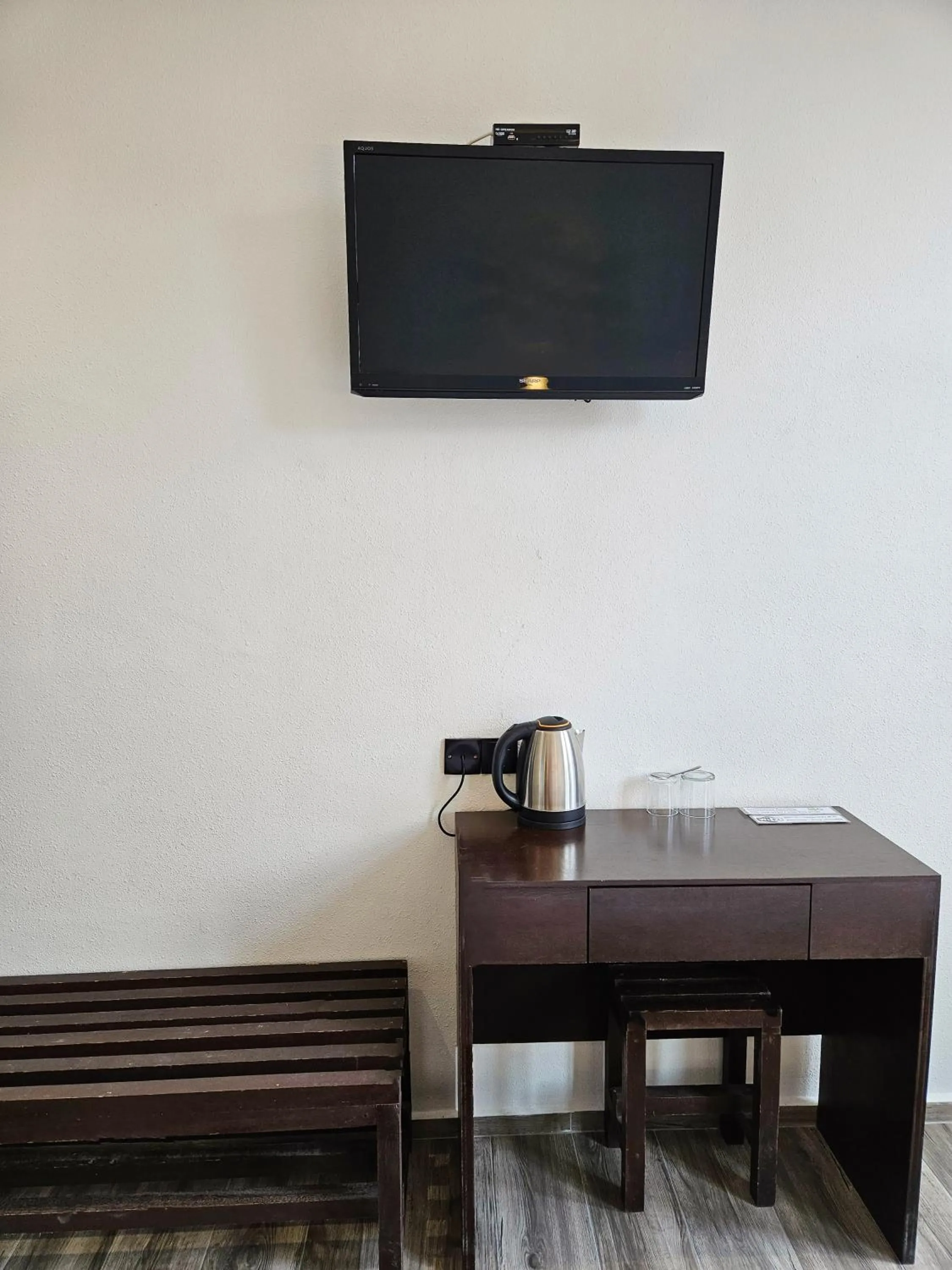 TV and multimedia in Georgetown Inn by Sky Hive