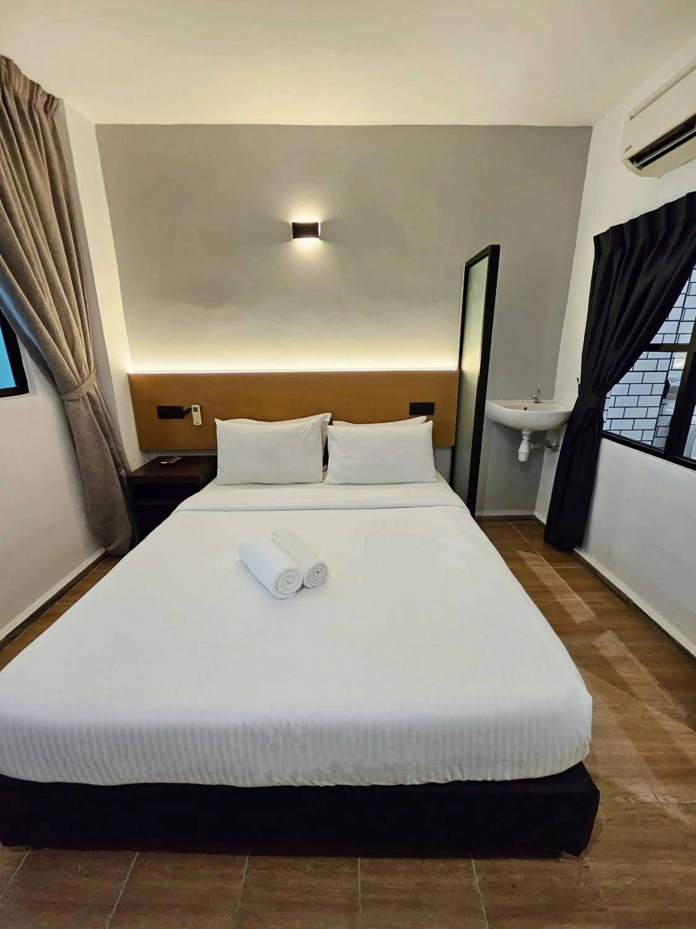 Bed in Georgetown Inn by Sky Hive