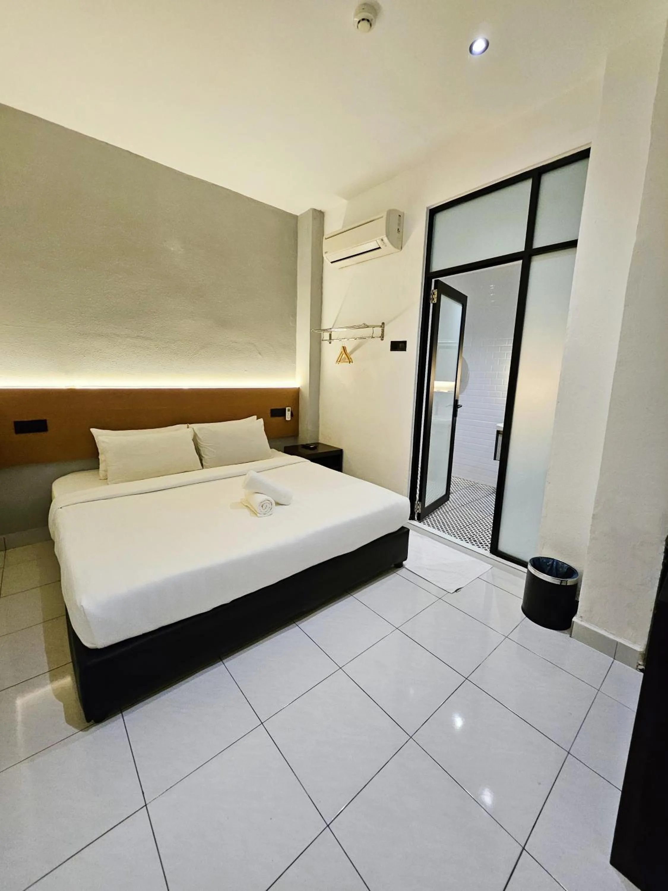 Photo of the whole room, Bed in Georgetown Inn by Sky Hive