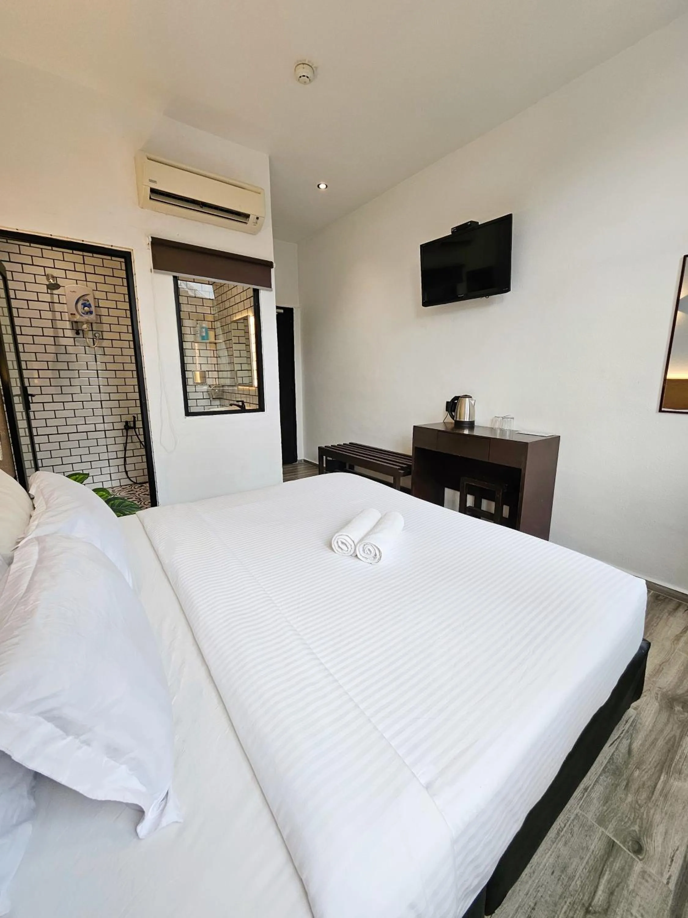 Bed in Georgetown Inn by Sky Hive