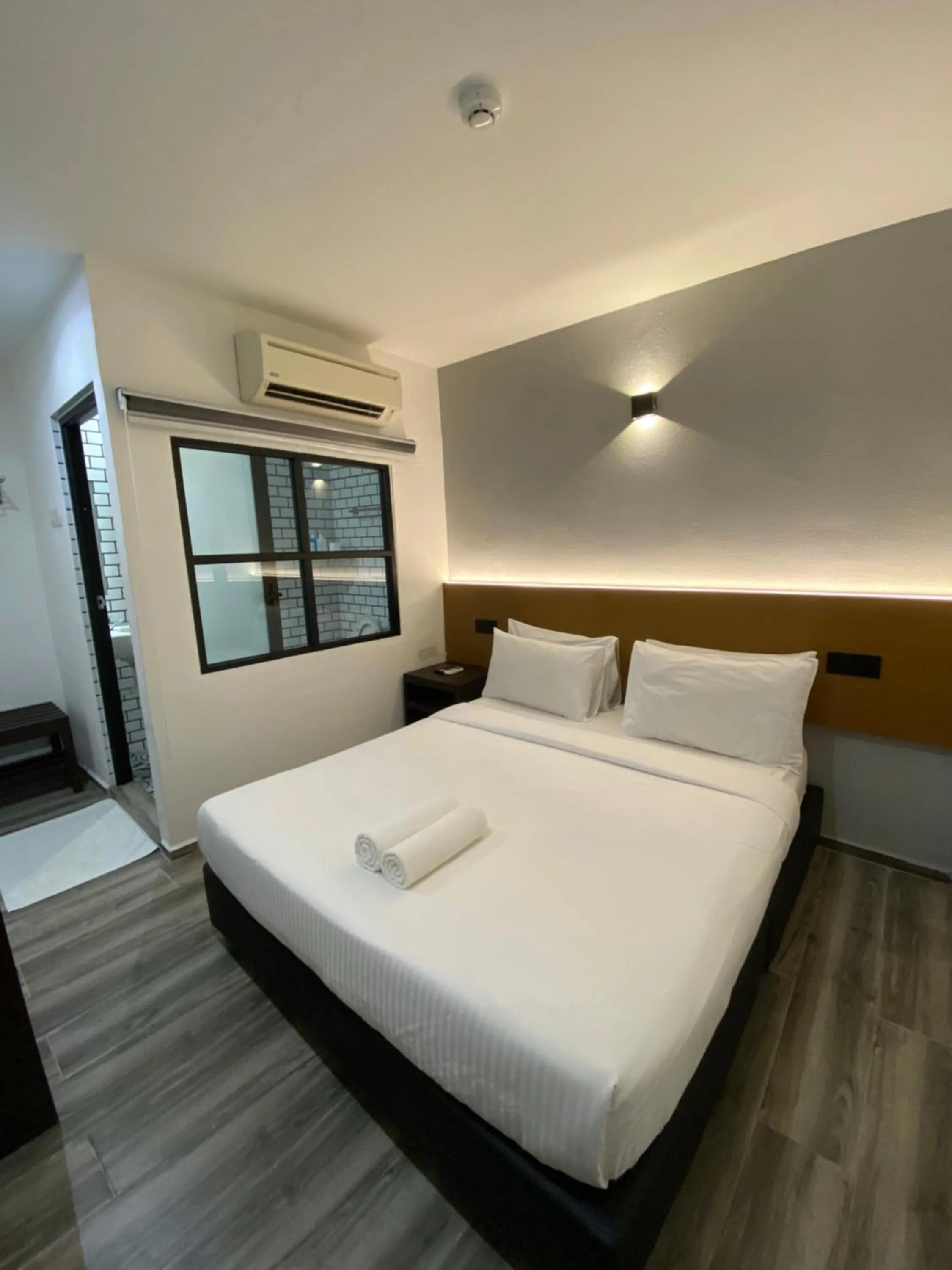 Photo of the whole room, Bed in Georgetown Inn by Sky Hive