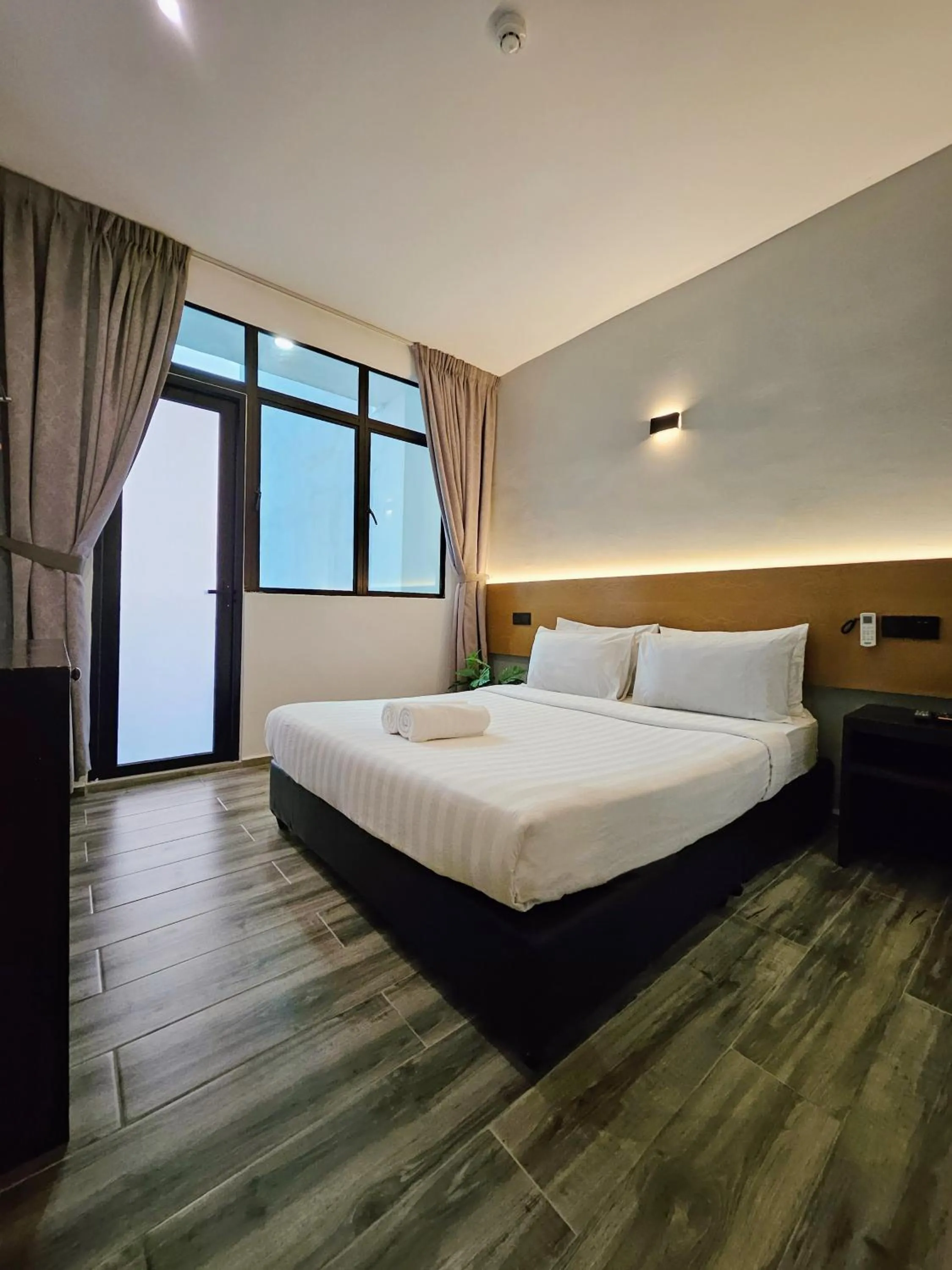 Photo of the whole room, Bed in Georgetown Inn by Sky Hive