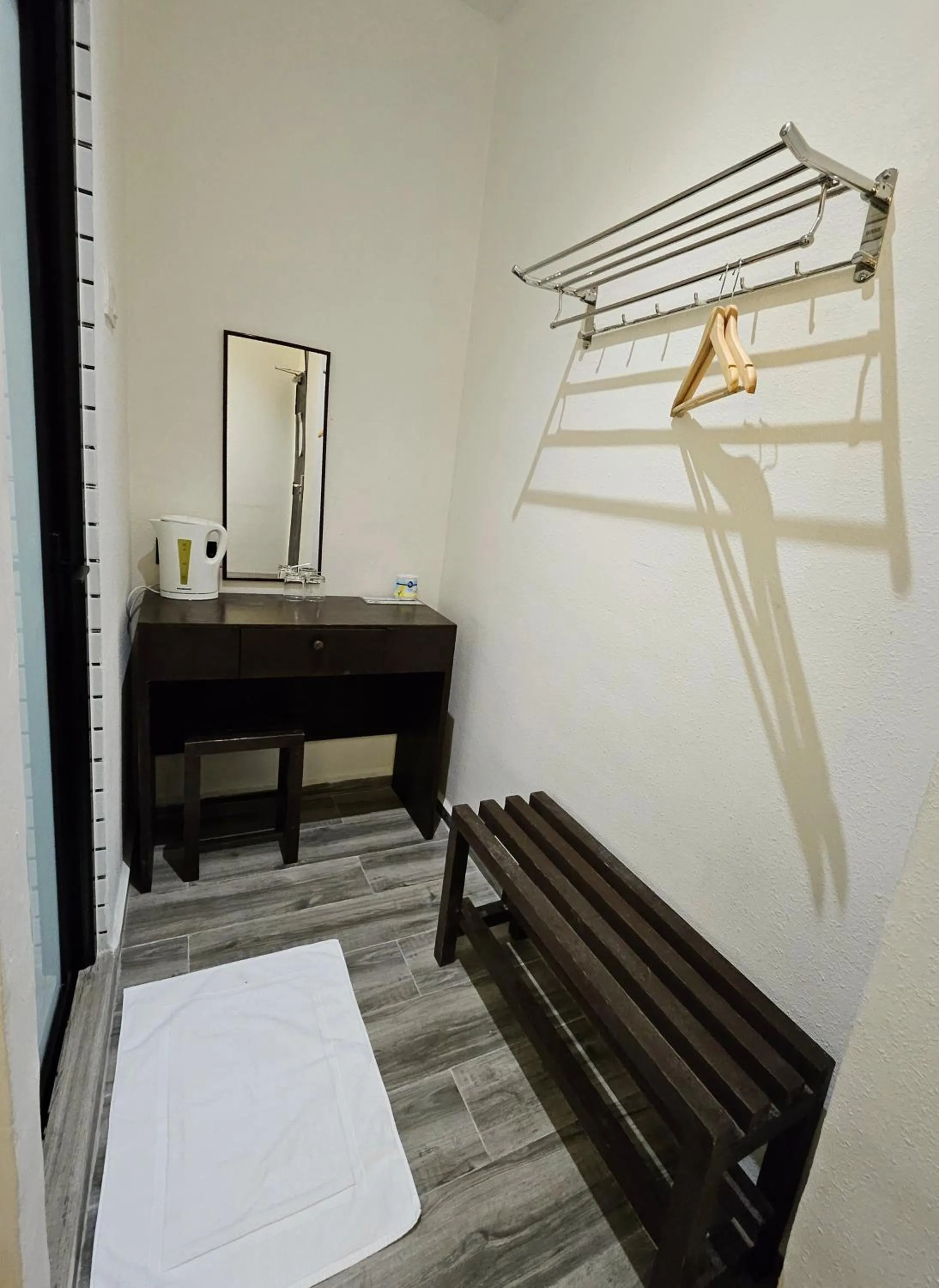 Photo of the whole room, Bed in Georgetown Inn by Sky Hive