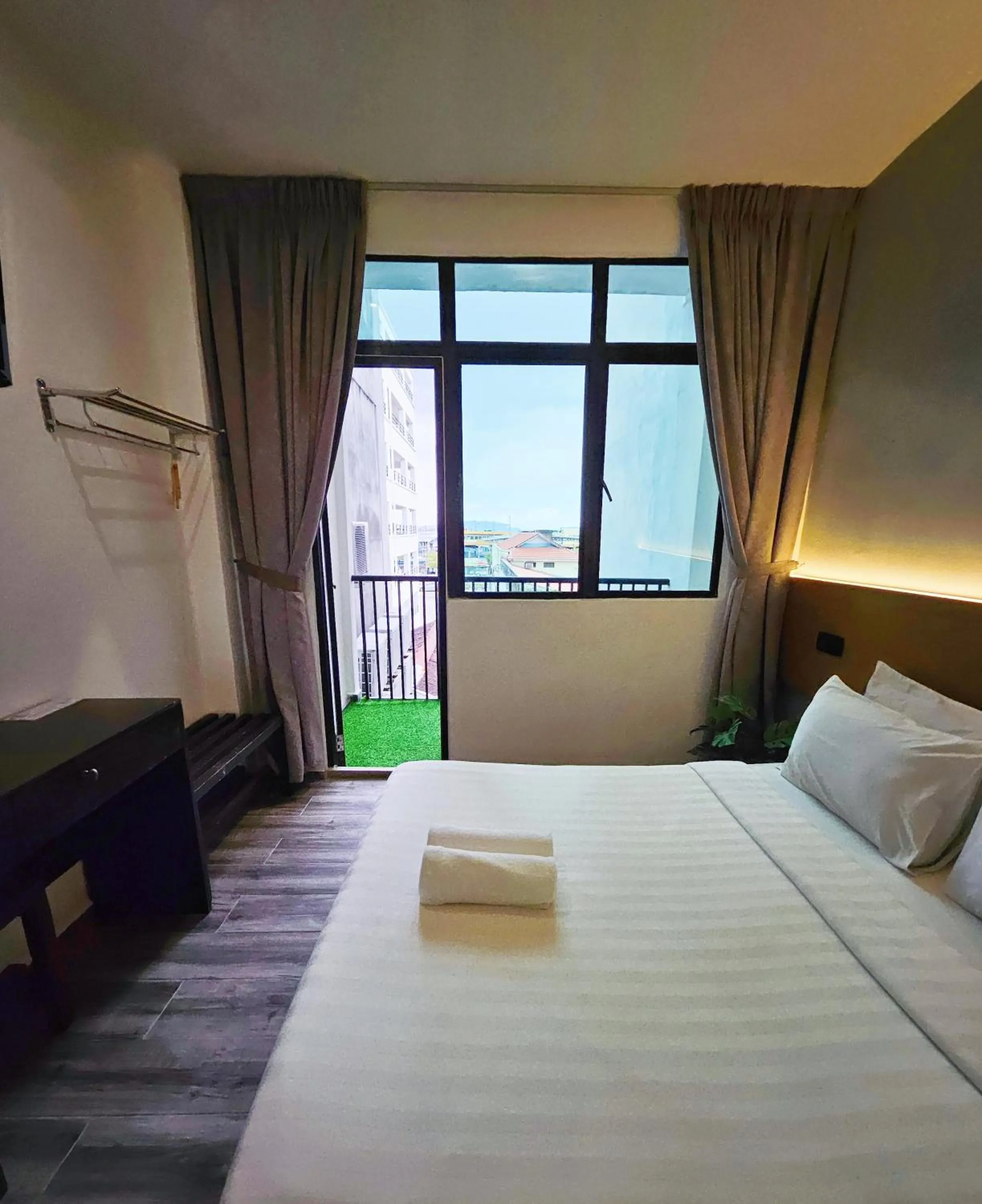 Photo of the whole room, Bed in Georgetown Inn by Sky Hive