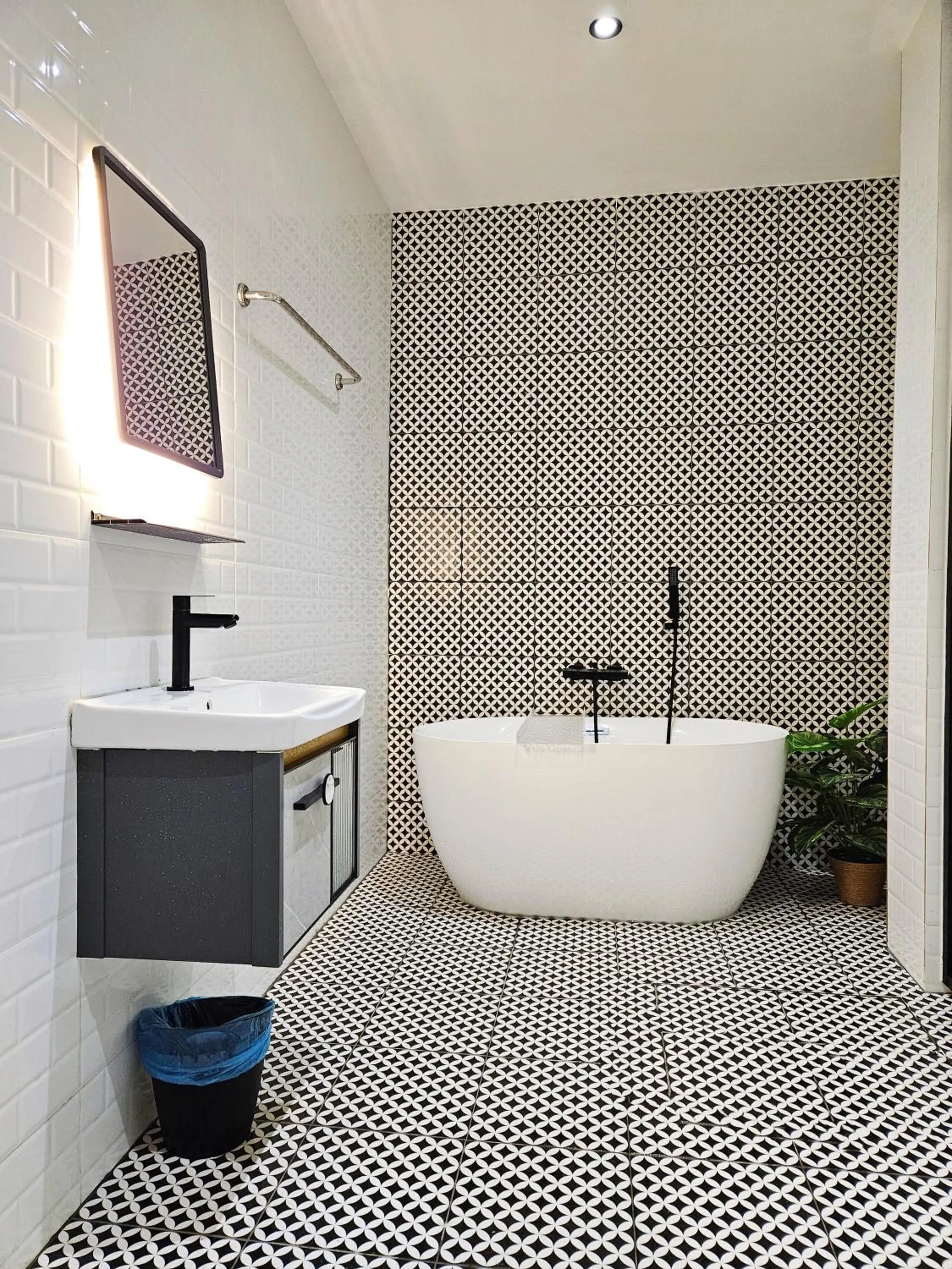 Bathroom in Georgetown Inn by Sky Hive