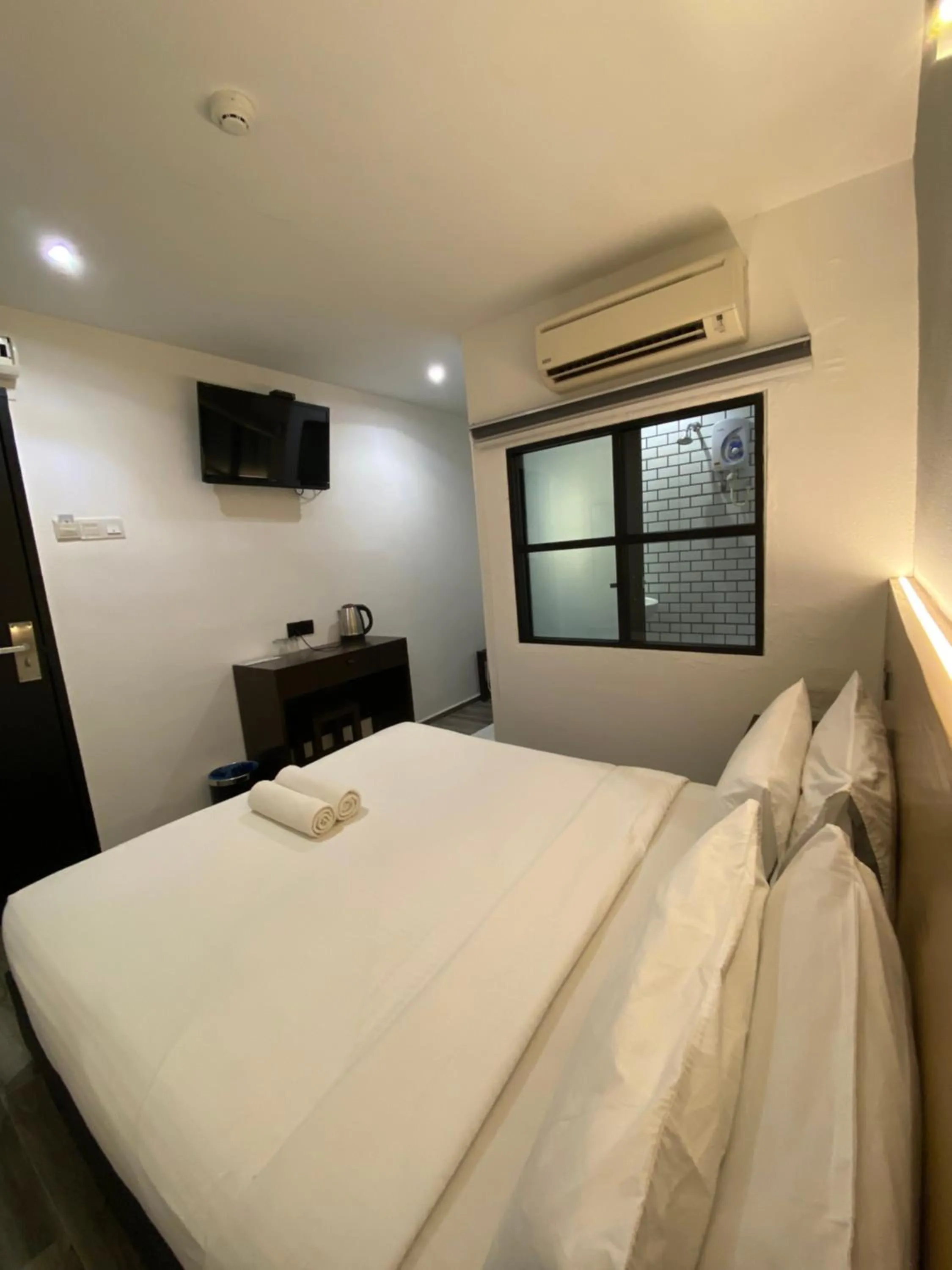 Bedroom, Bed in Georgetown Inn by Sky Hive