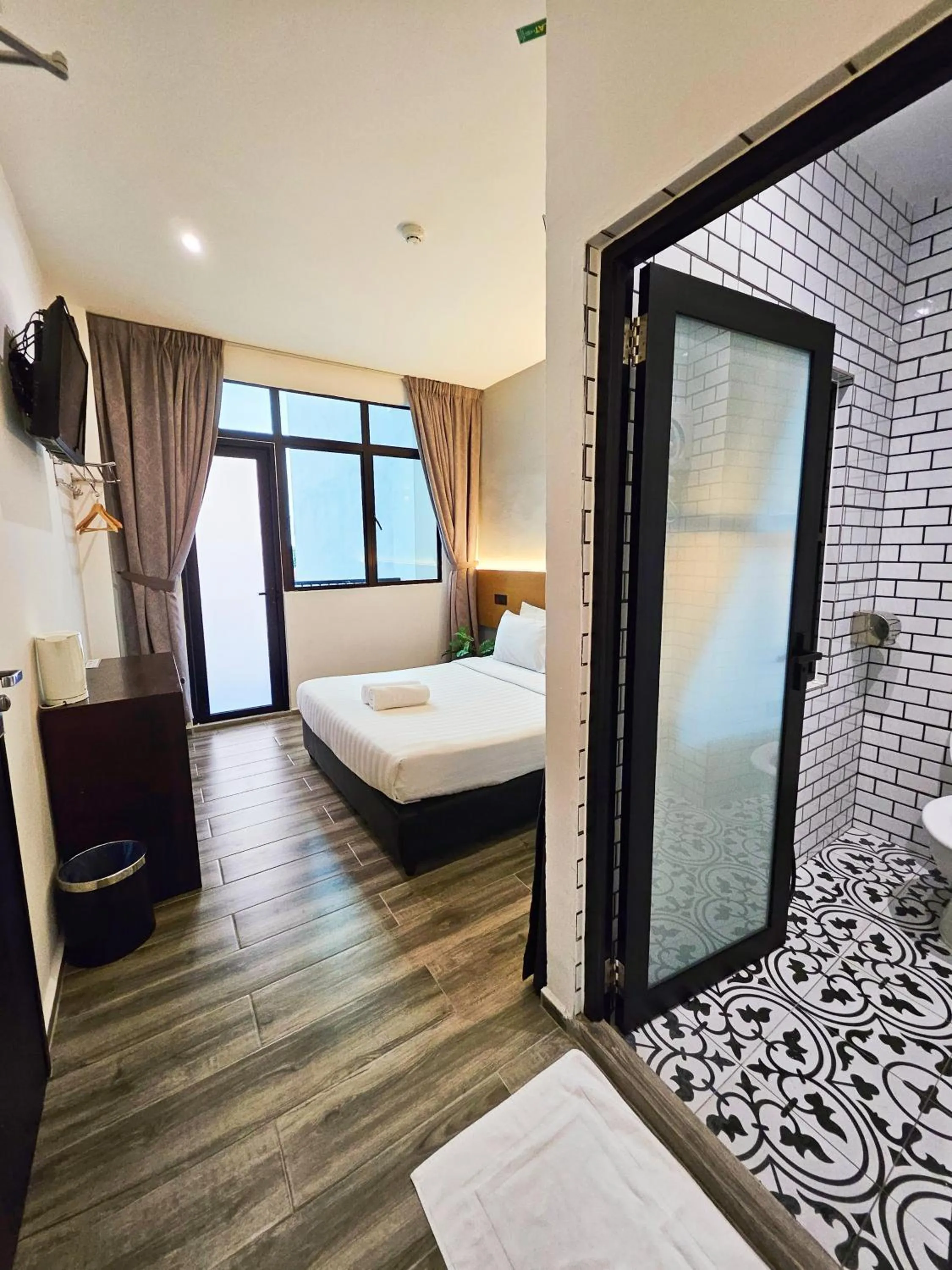 Bed in Georgetown Inn by Sky Hive