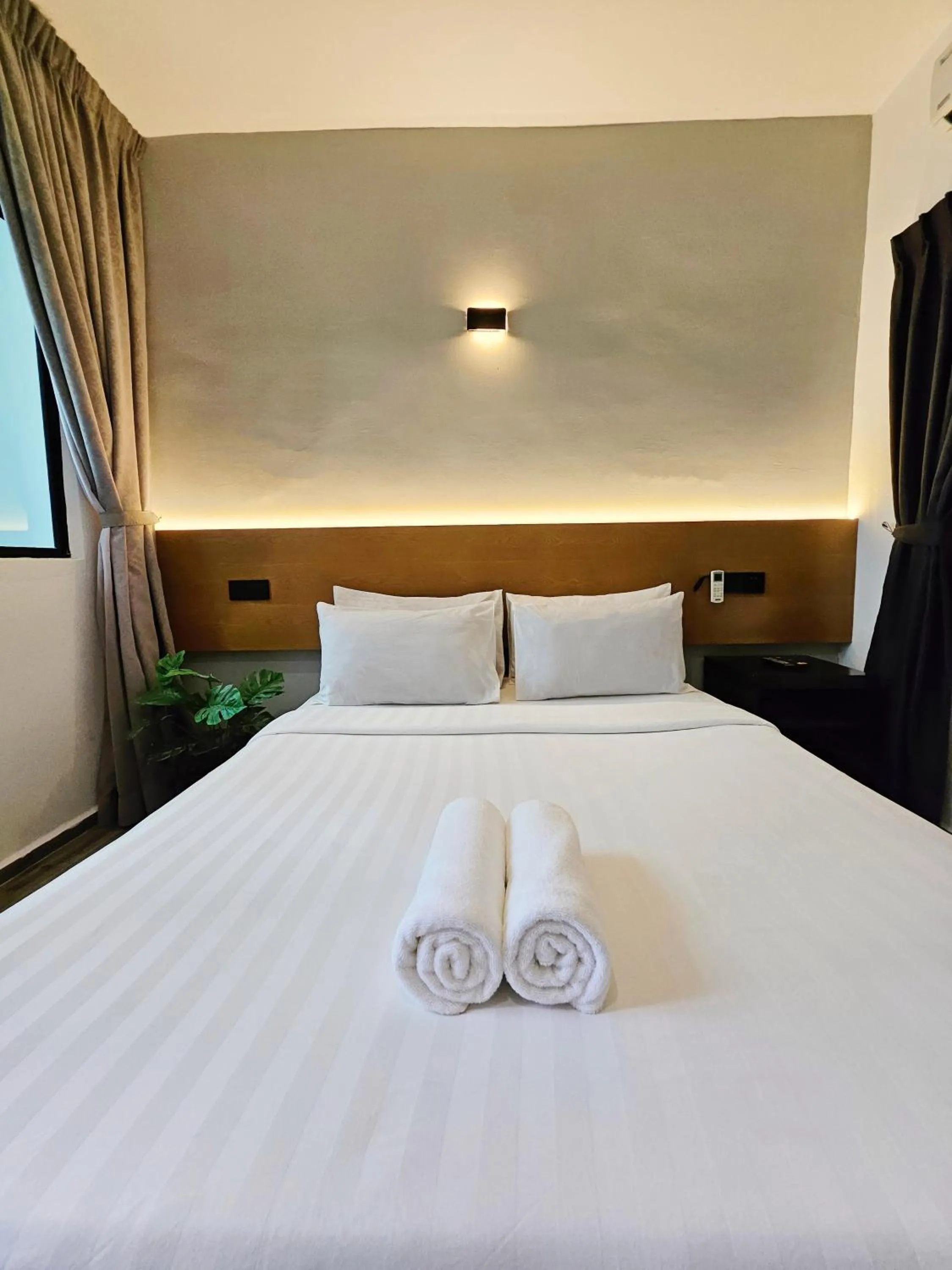 Bed in Georgetown Inn by Sky Hive