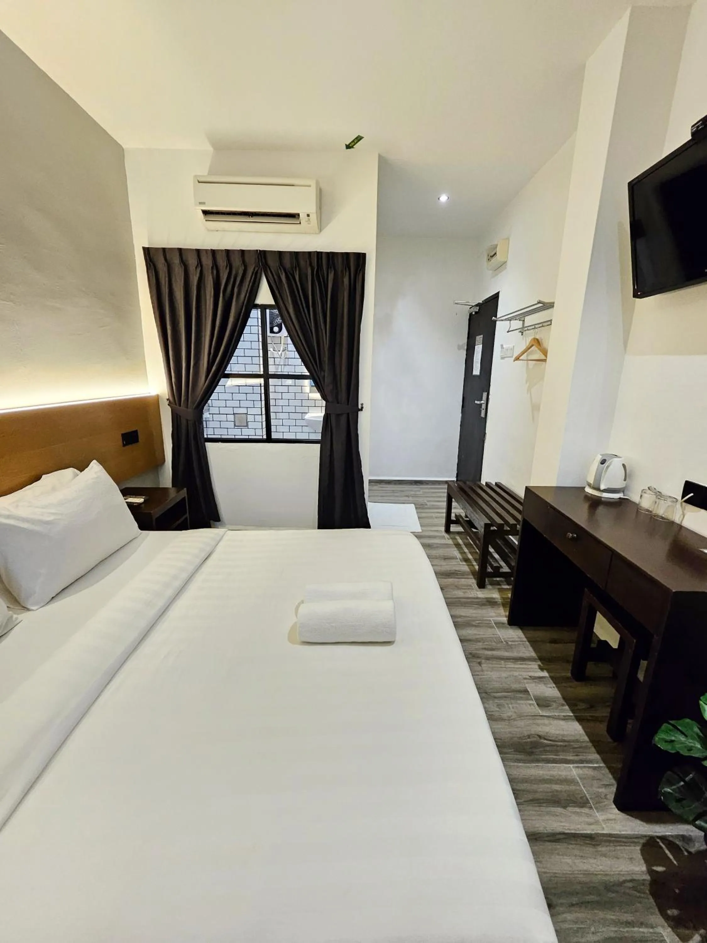 Photo of the whole room, Bed in Georgetown Inn by Sky Hive