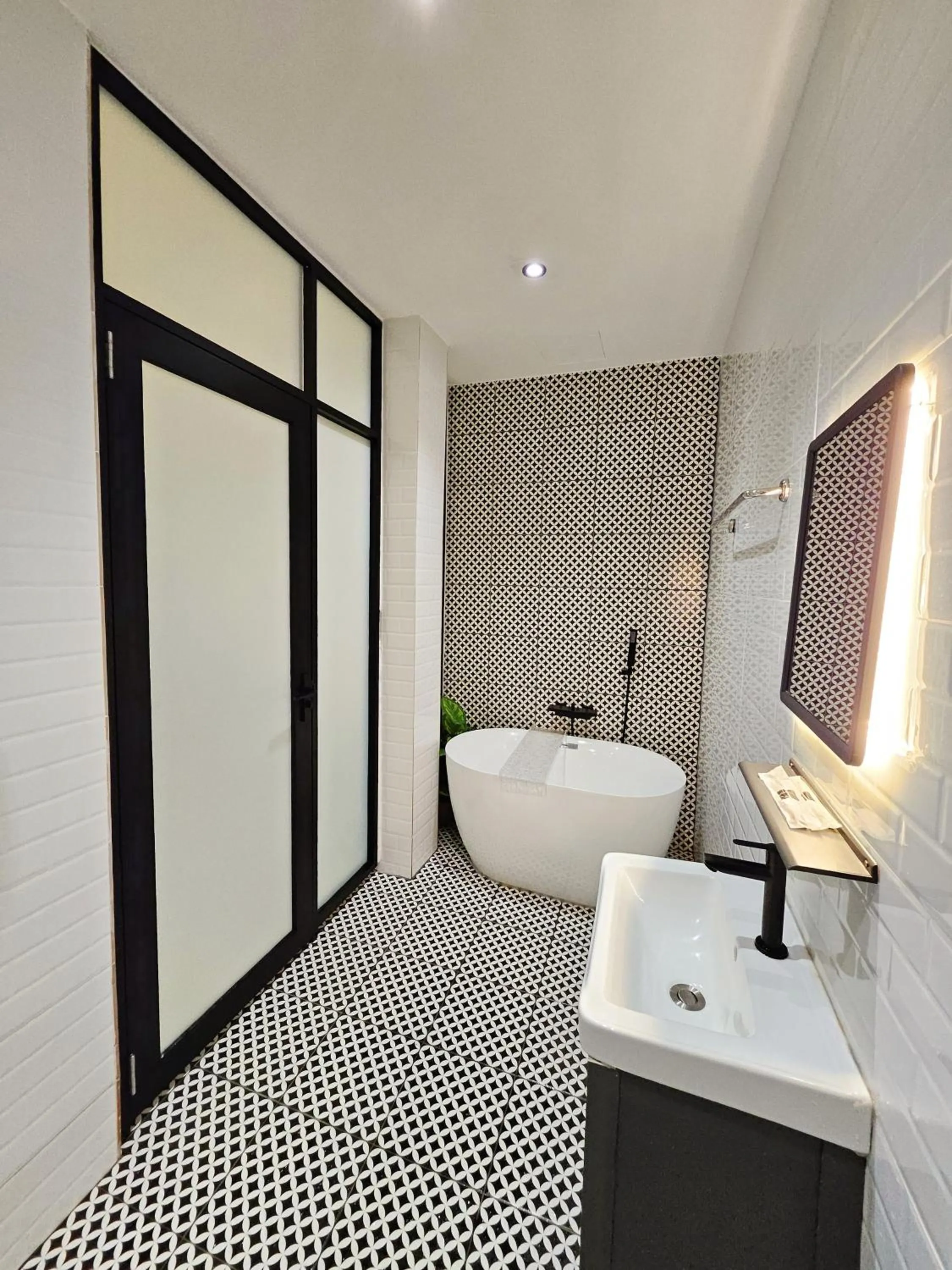 Toilet in Georgetown Inn by Sky Hive