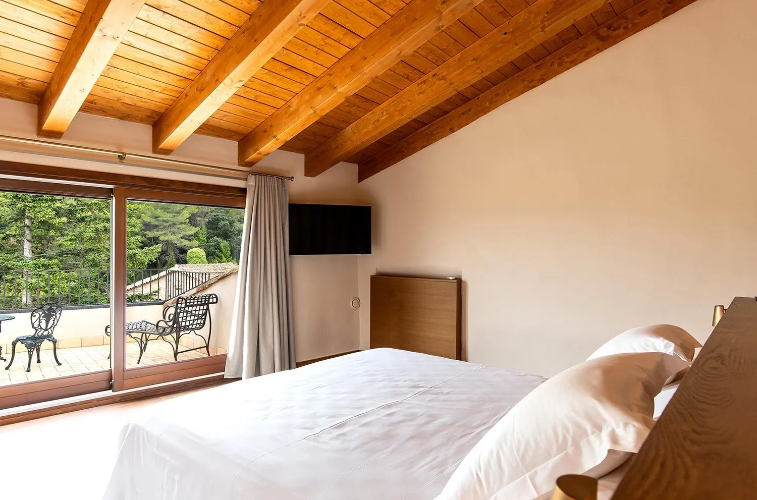 Bed in Hotel Montrubí 1771 - Slow Winery Hotel - Adults only