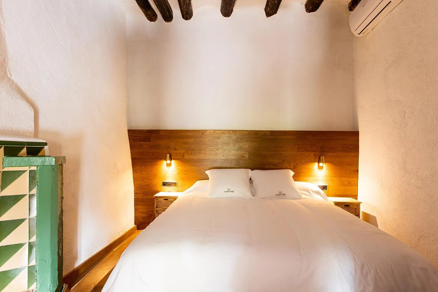 Bed in Hotel Montrubí 1771 - Slow Winery Hotel - Adults only