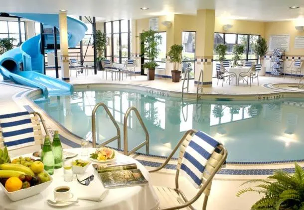 Swimming pool in Courtyard by Marriott Toronto Brampton