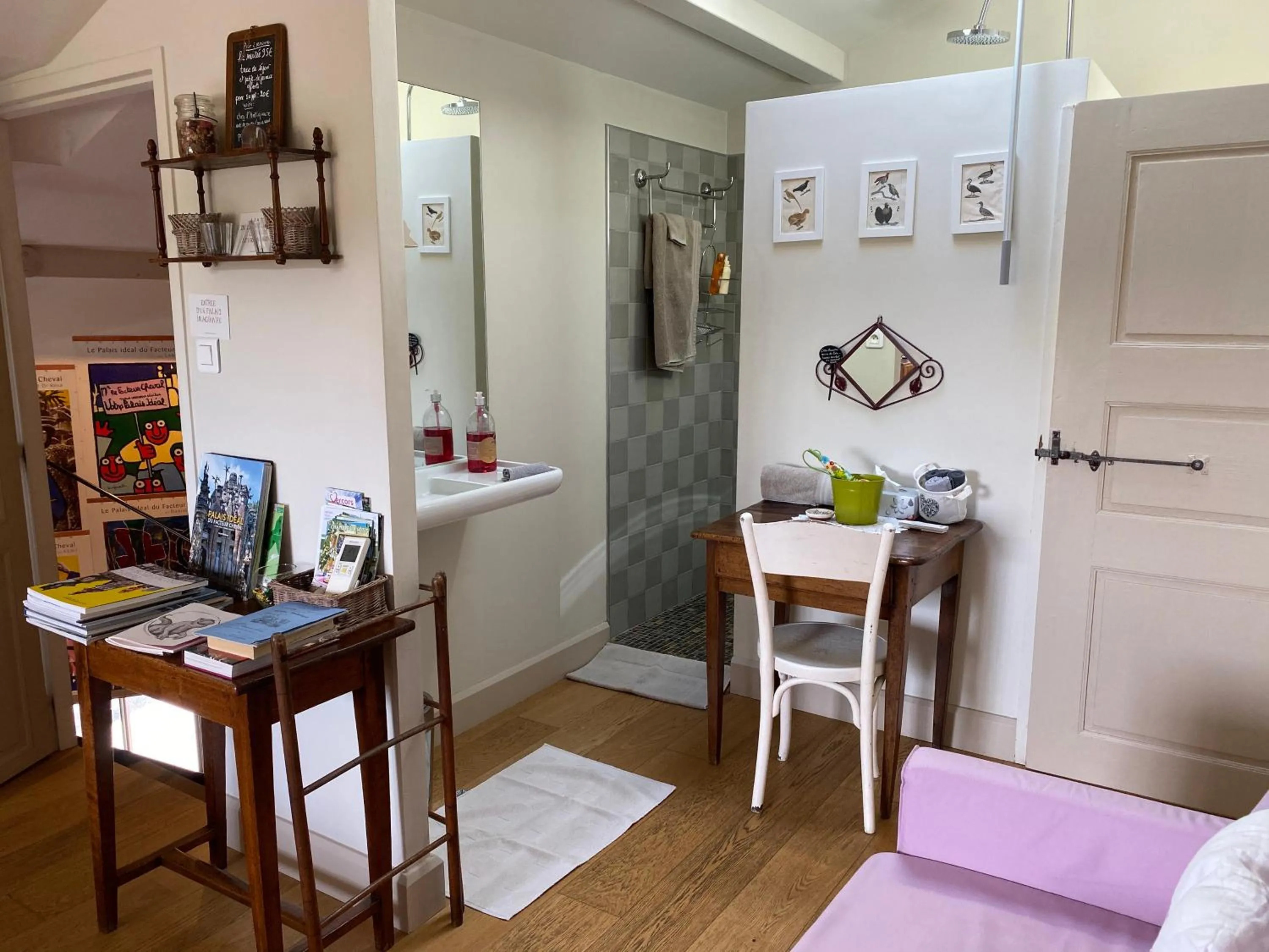 Shower in Chez L'Antiquaire