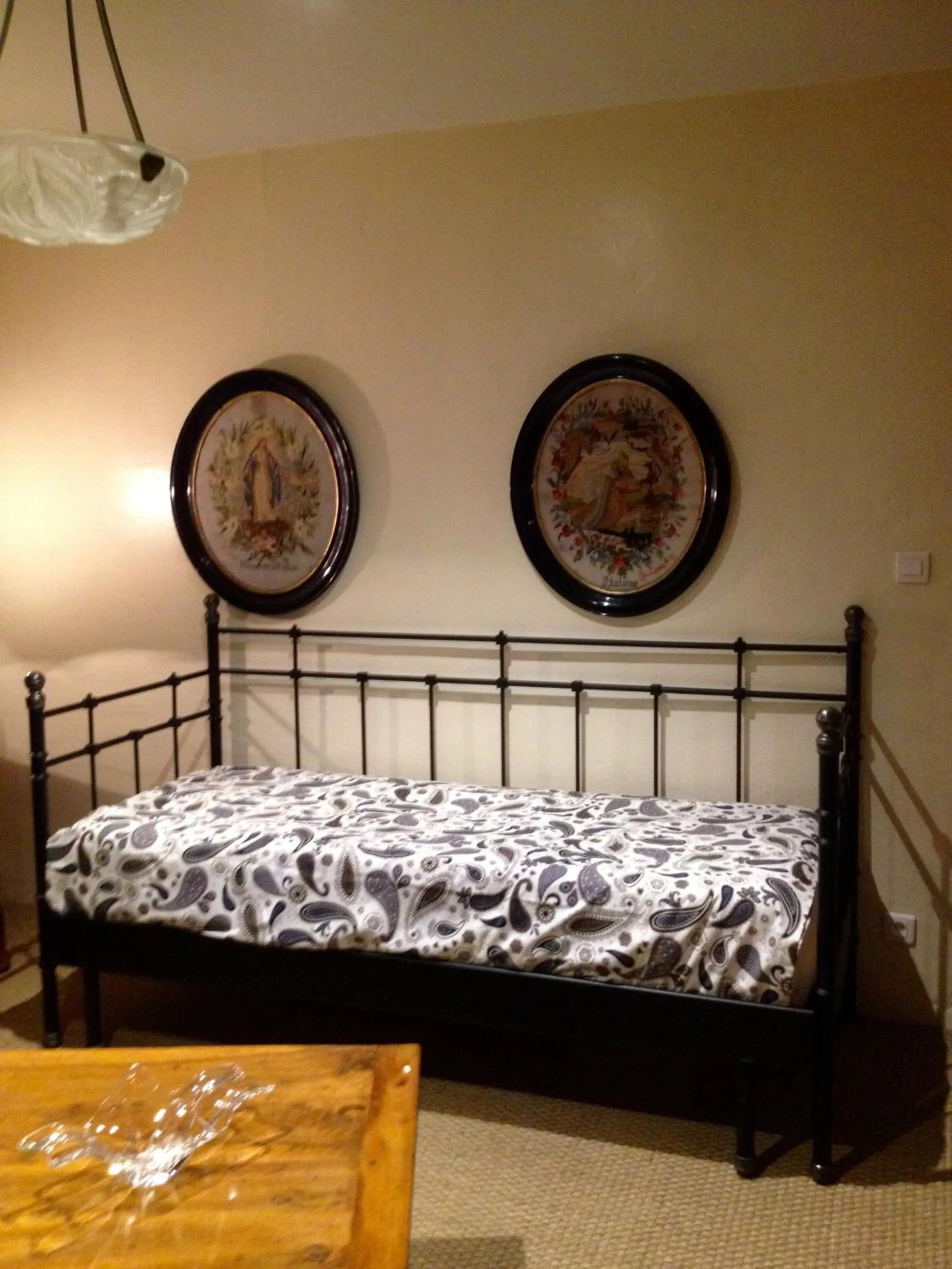 On-site shops, Bed in Chez L'Antiquaire