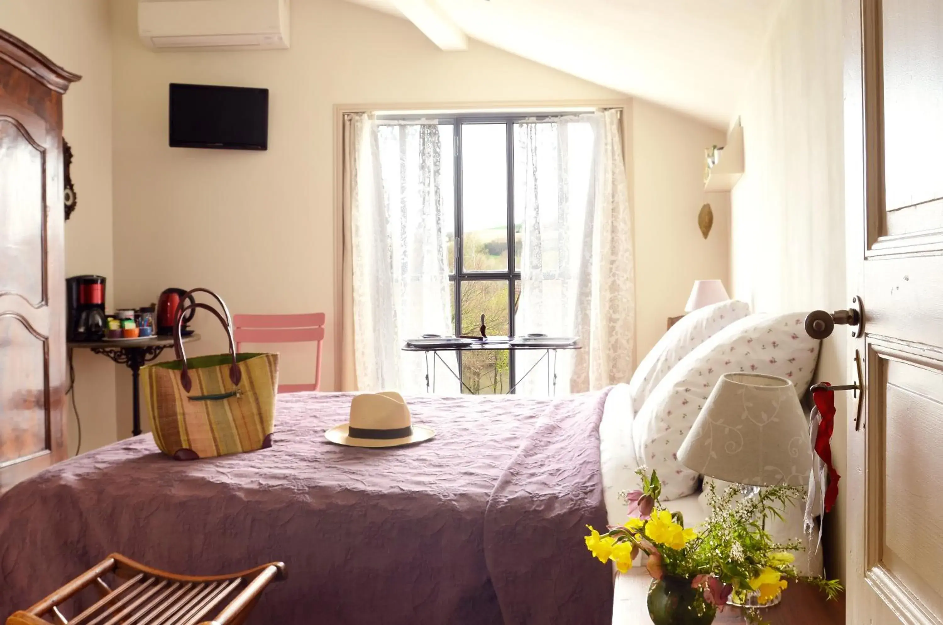 Double Room l'atelier - single occupancy in Chez L'Antiquaire Double Room l'atelier - single occupancy in Chez L'Antiquaire