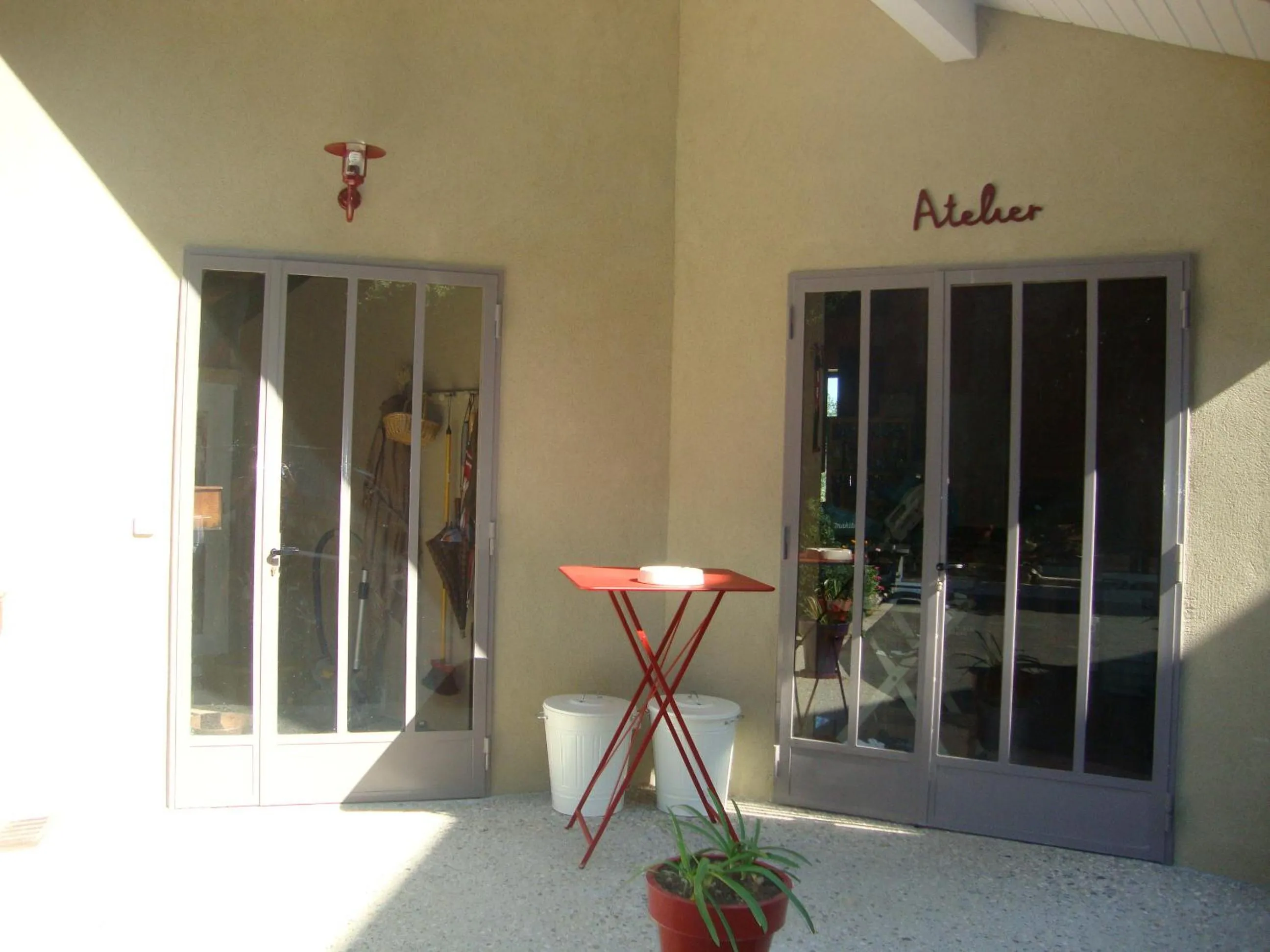 Facade/entrance in Chez L'Antiquaire