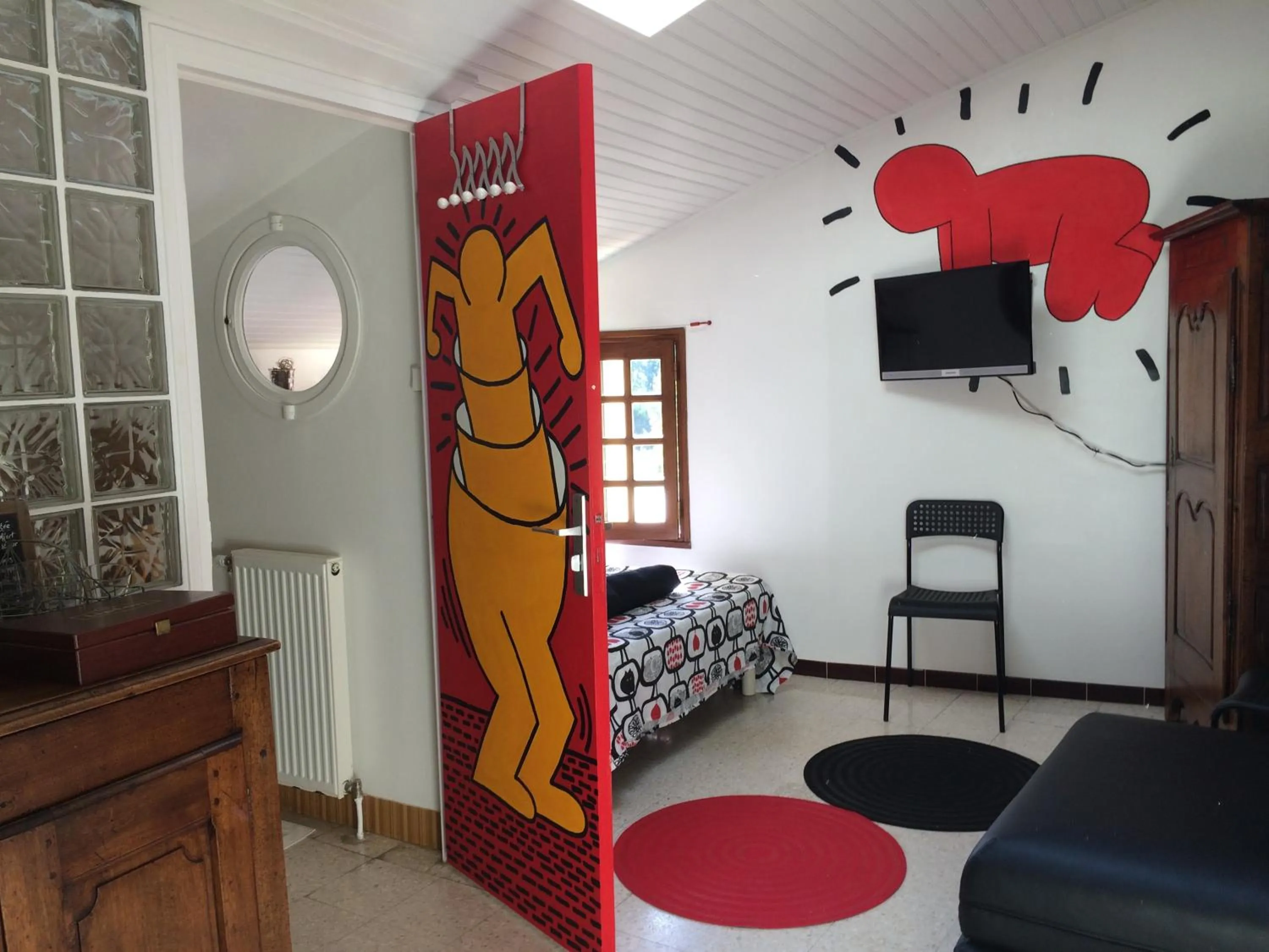 Photo of the whole room, Bed in Chez L'Antiquaire