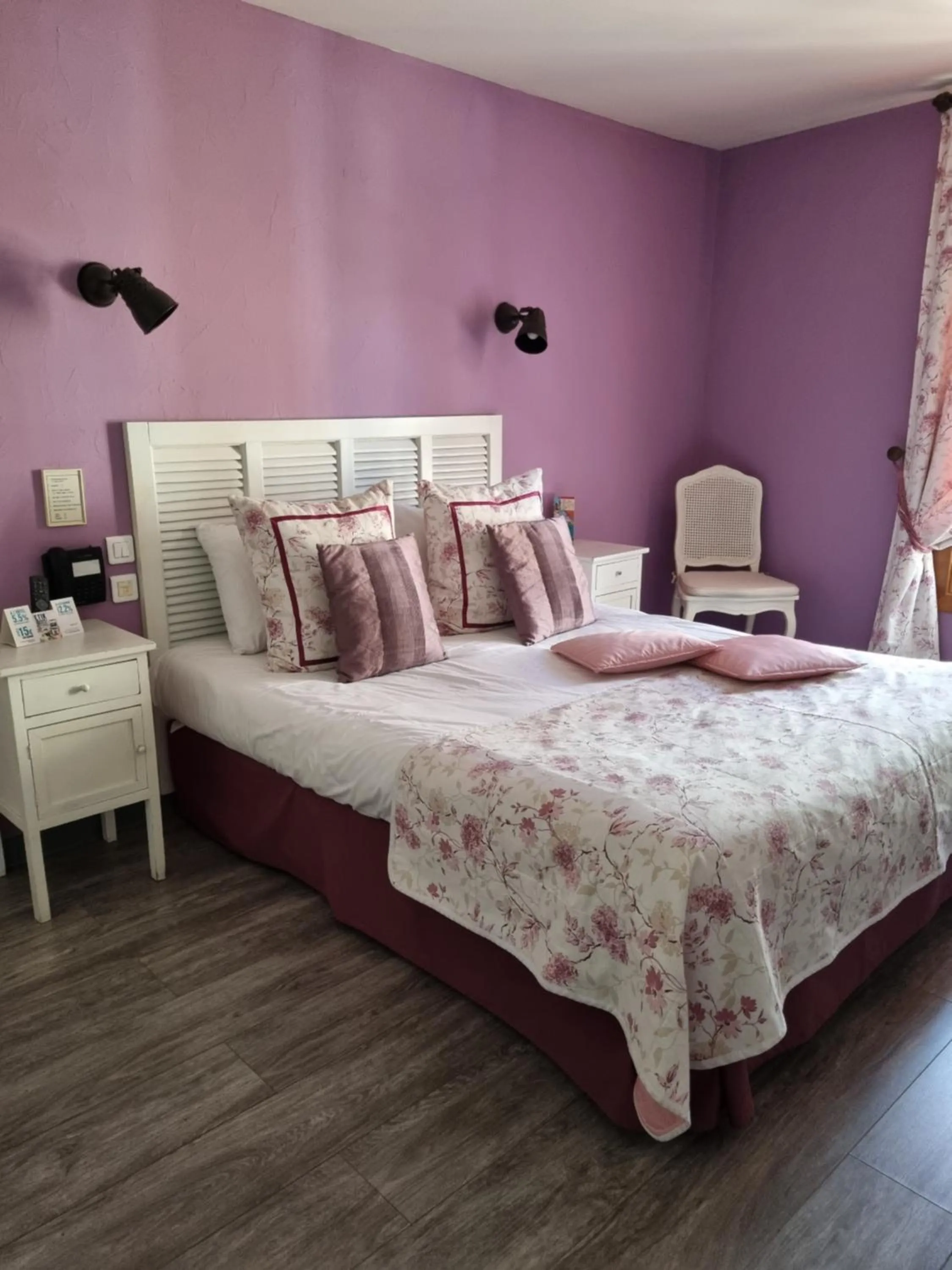 Bed in Logis Hôtel-Restaurant Le Relais