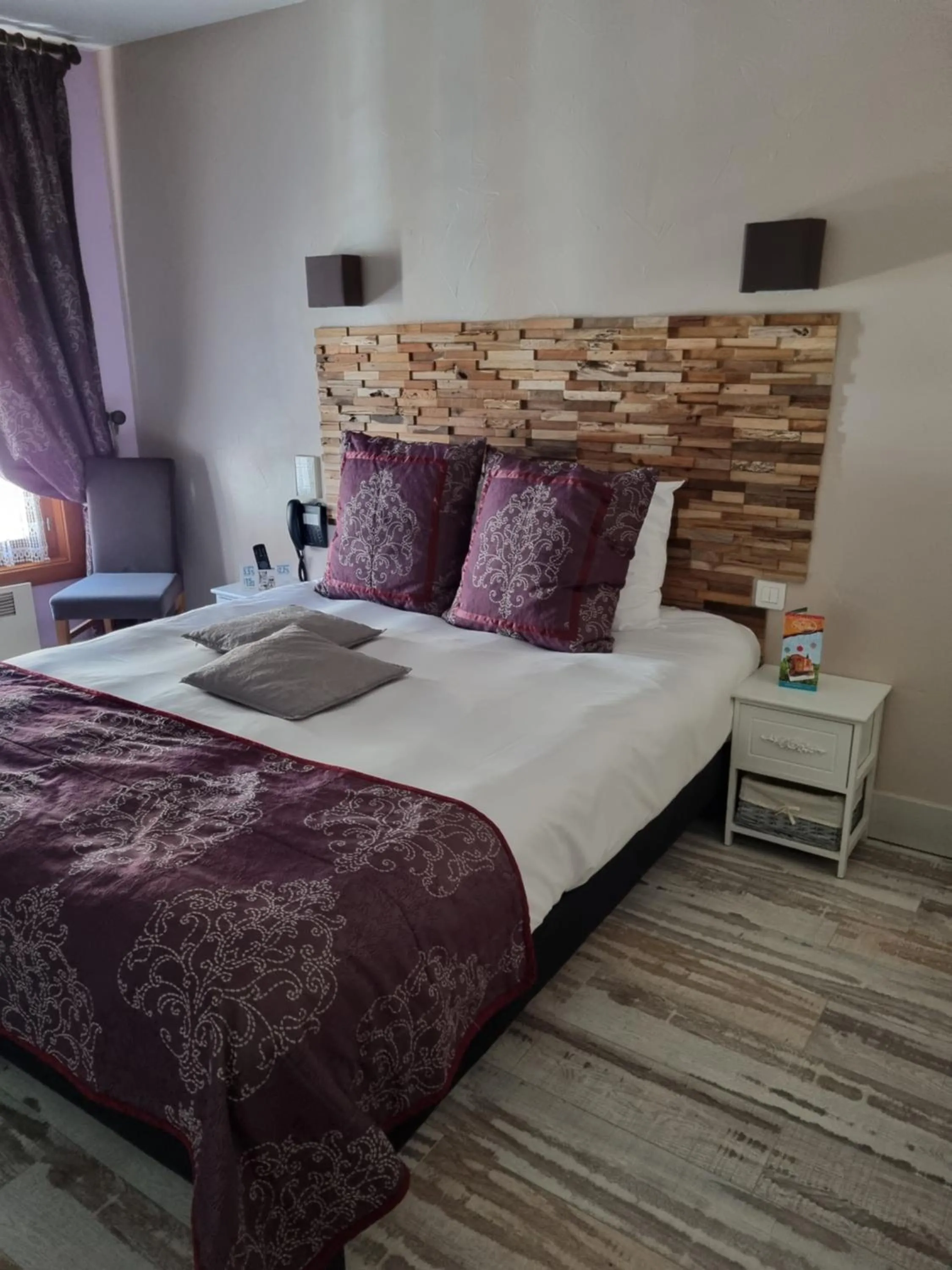 Bed in Logis Hôtel-Restaurant Le Relais