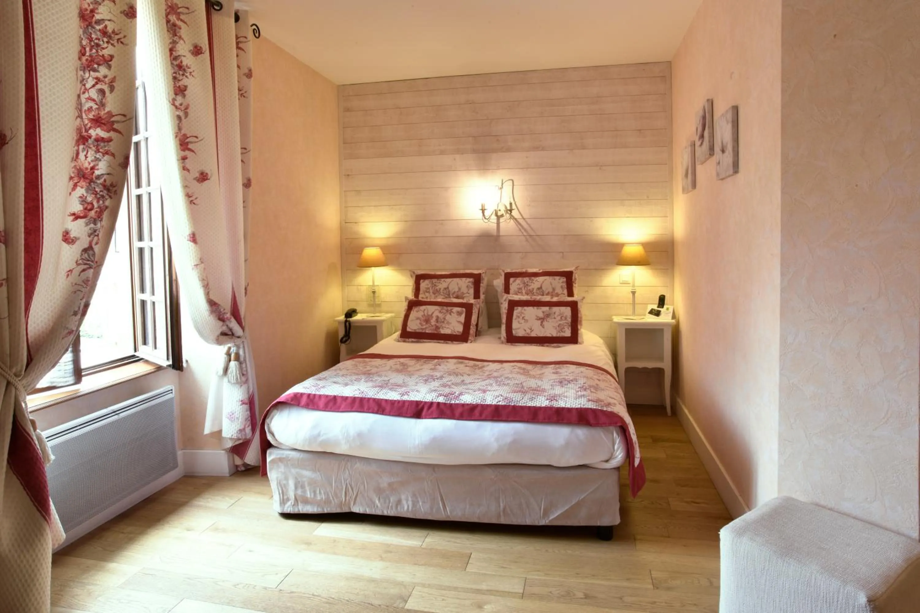 Bed in Logis Hôtel-Restaurant Le Relais