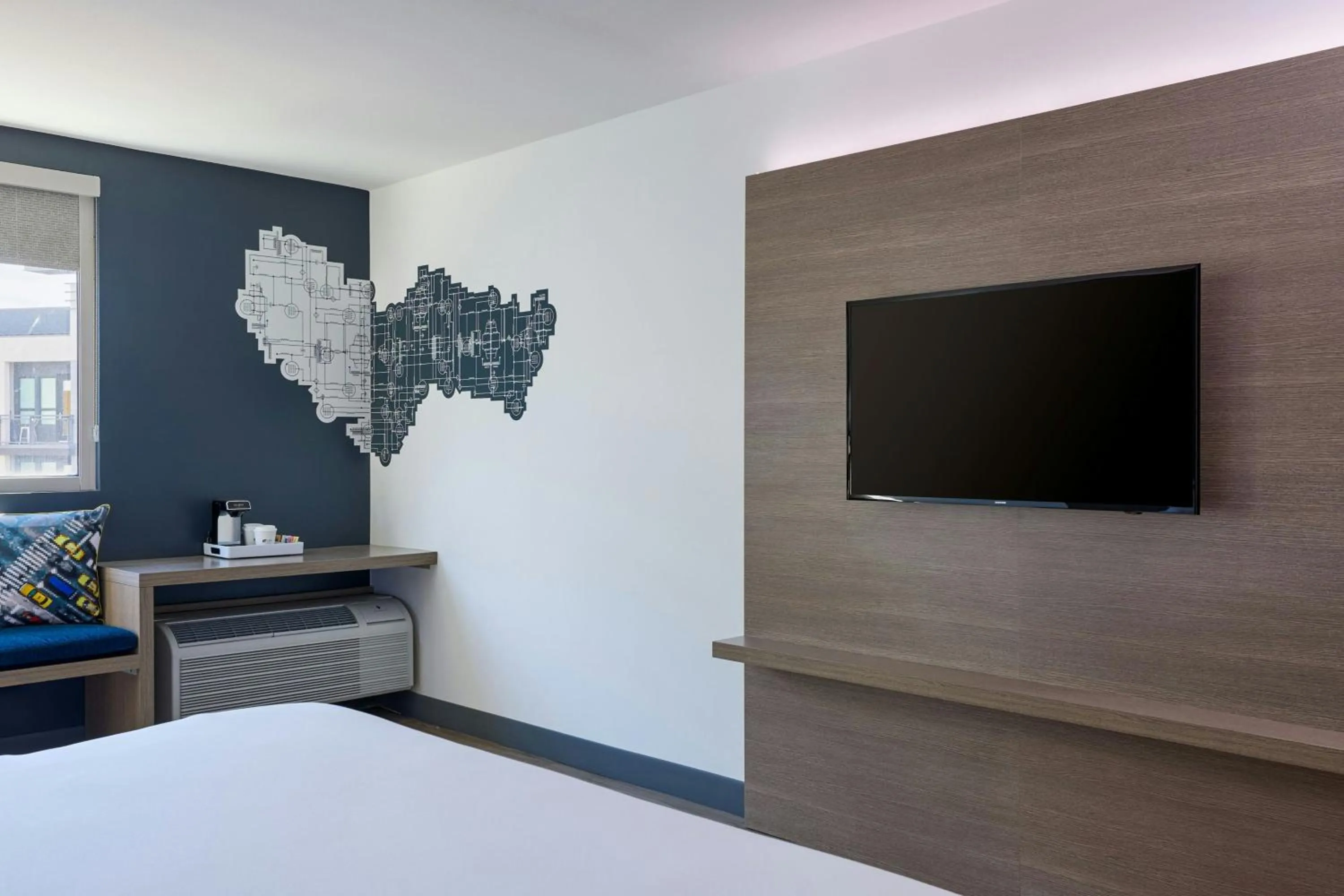 Swimming pool, Bed in Aloft Scottsdale