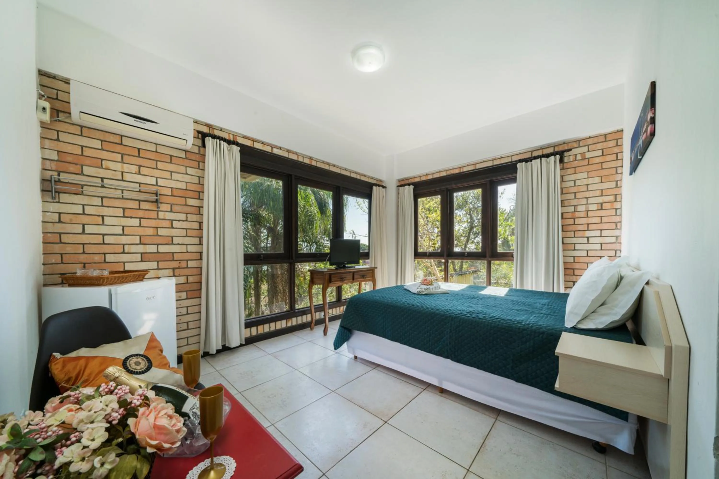 Photo of the whole room, Bed in Pousada Albacora