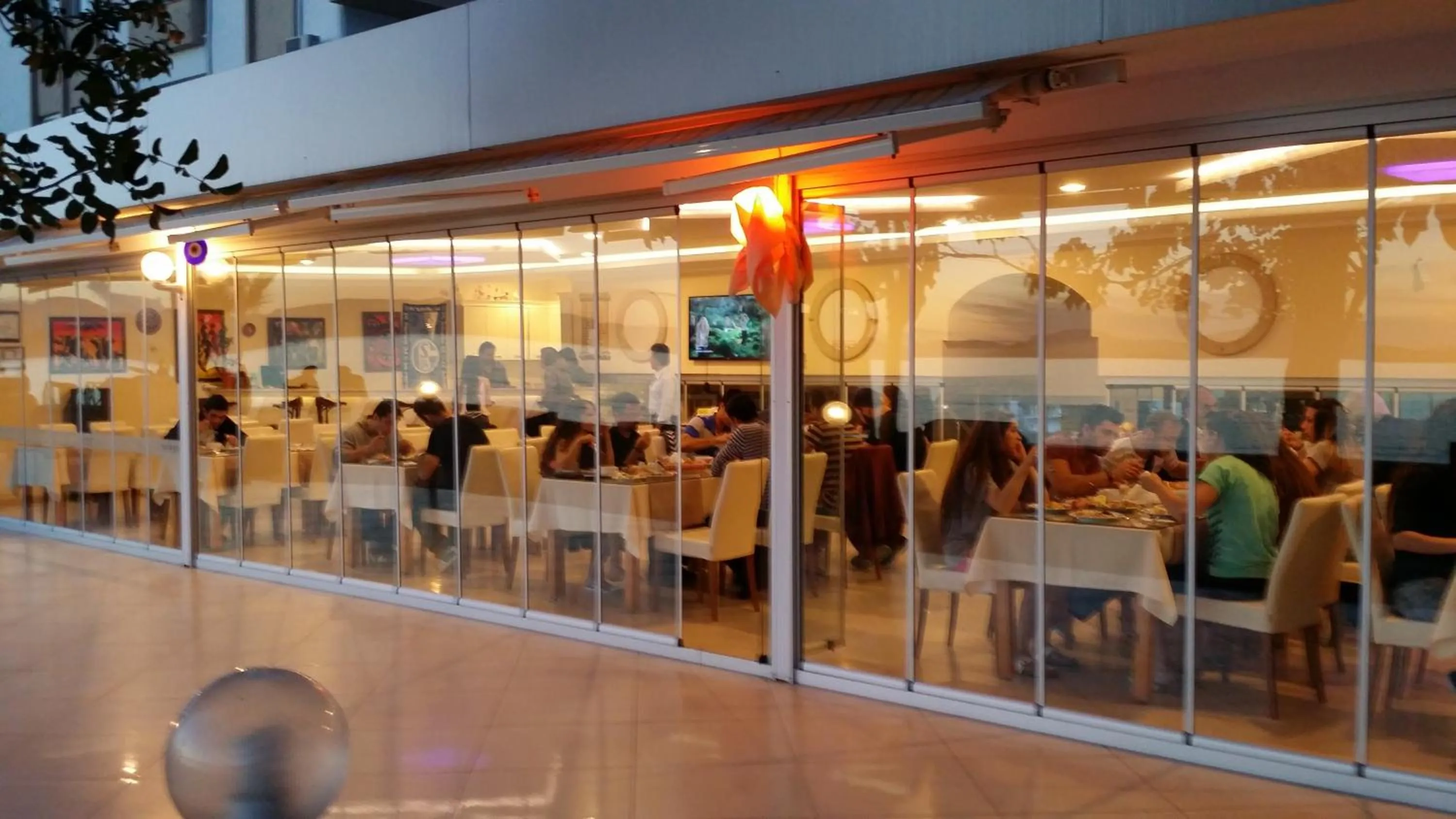 Restaurant/places to eat in Hotel Berlin