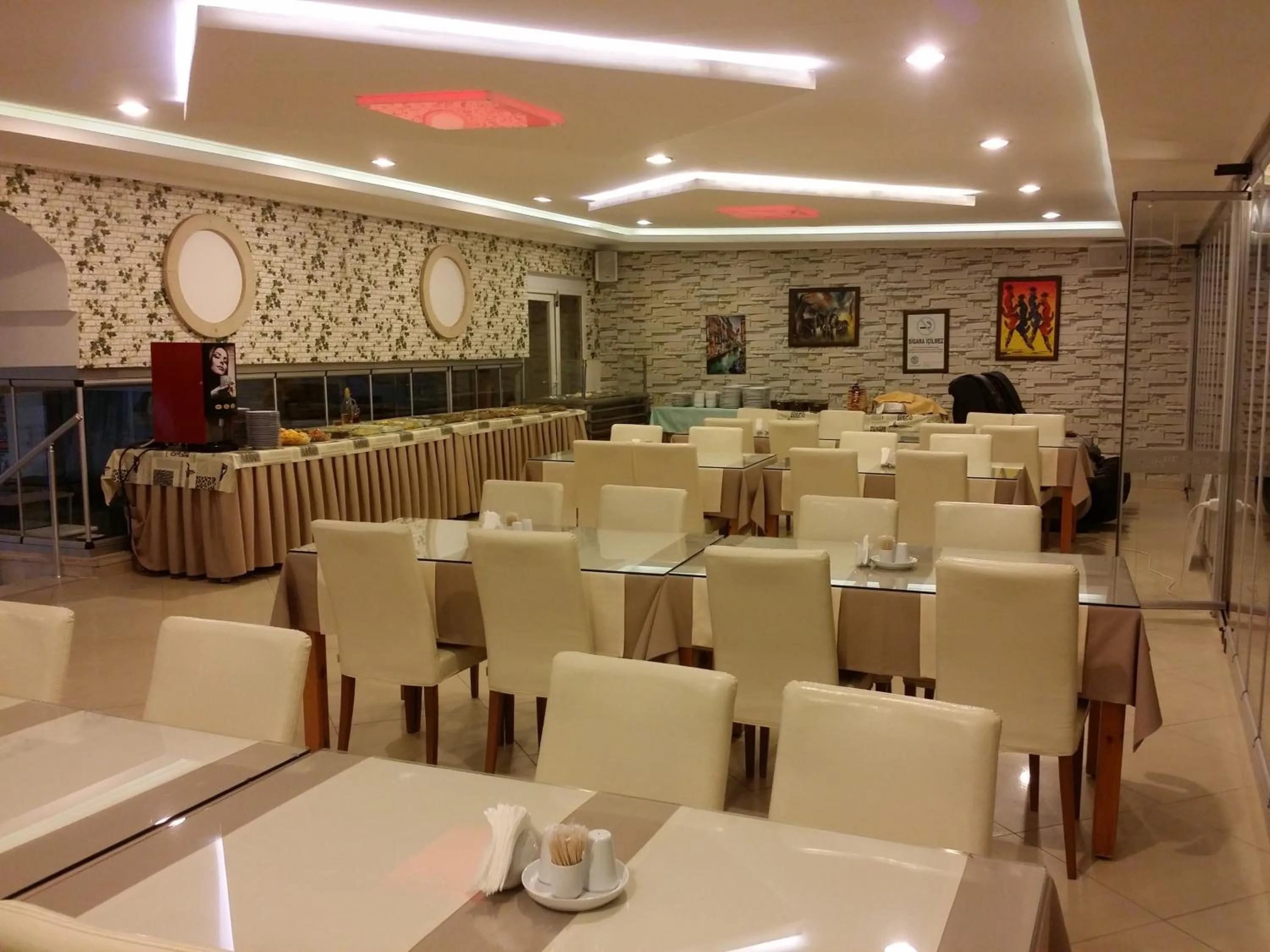 Restaurant/places to eat in Hotel Berlin