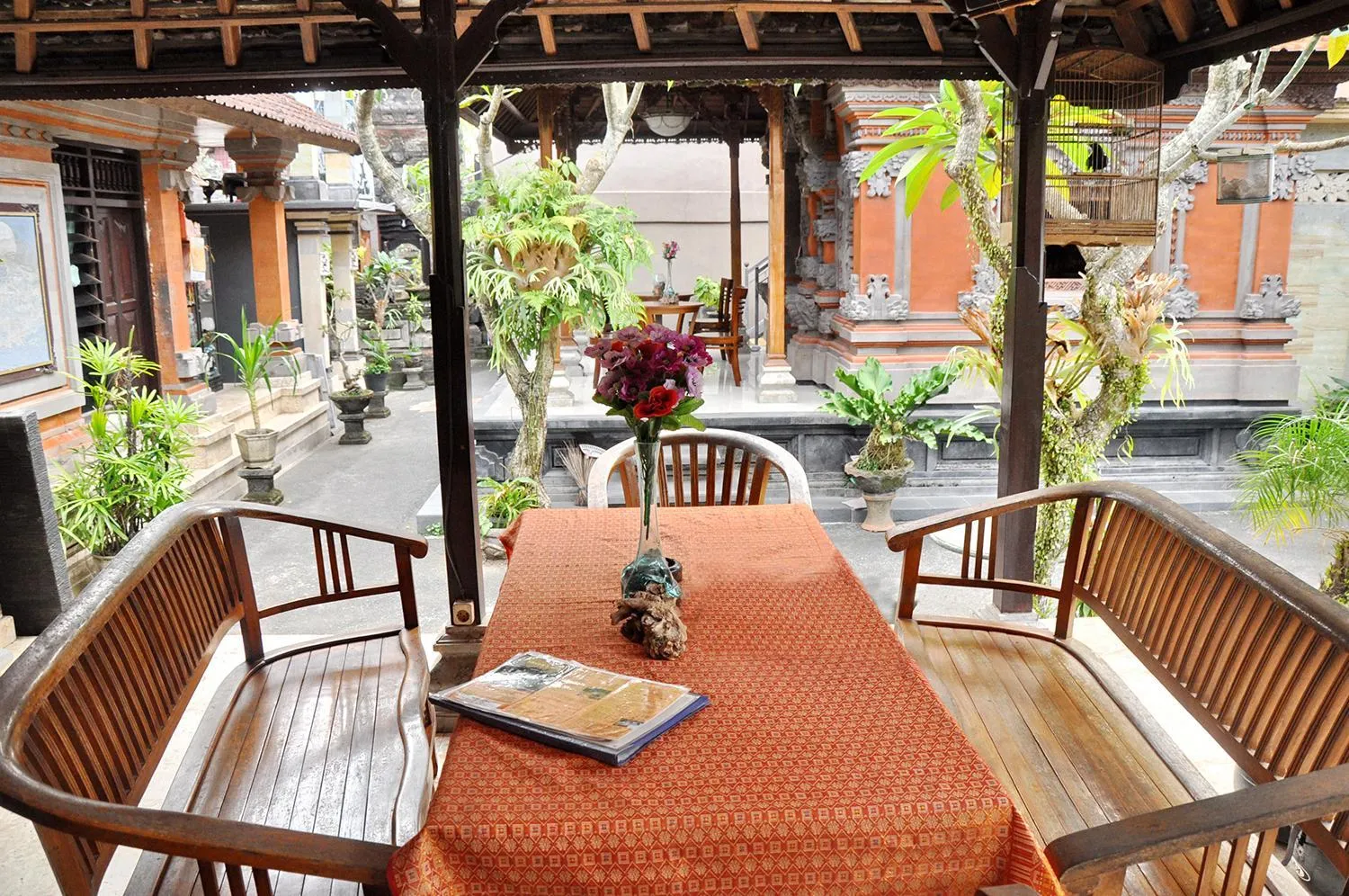 Restaurant/places to eat in Astiti Guest House Salon and Spa