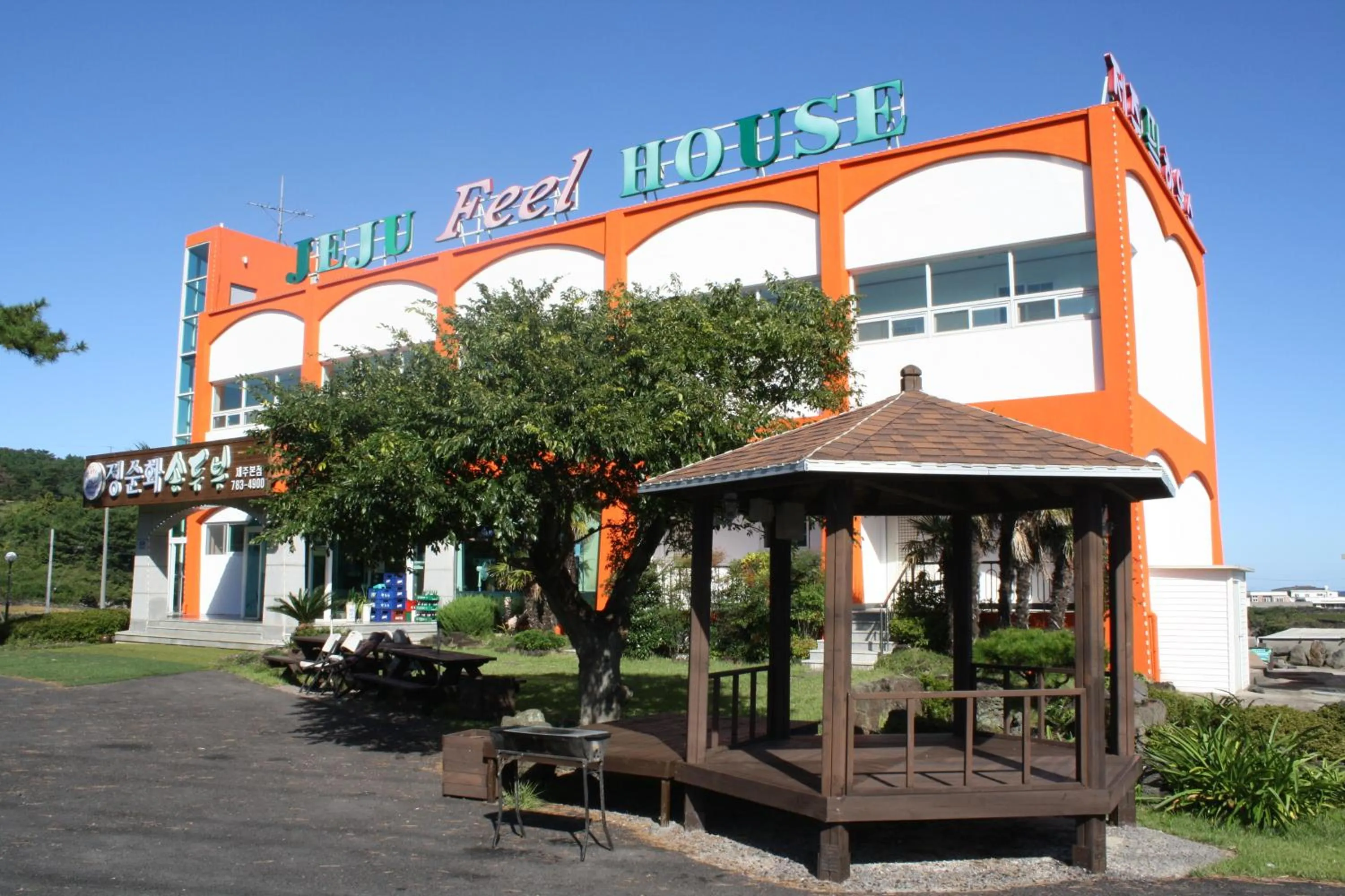 Property building in Jeju Feel House