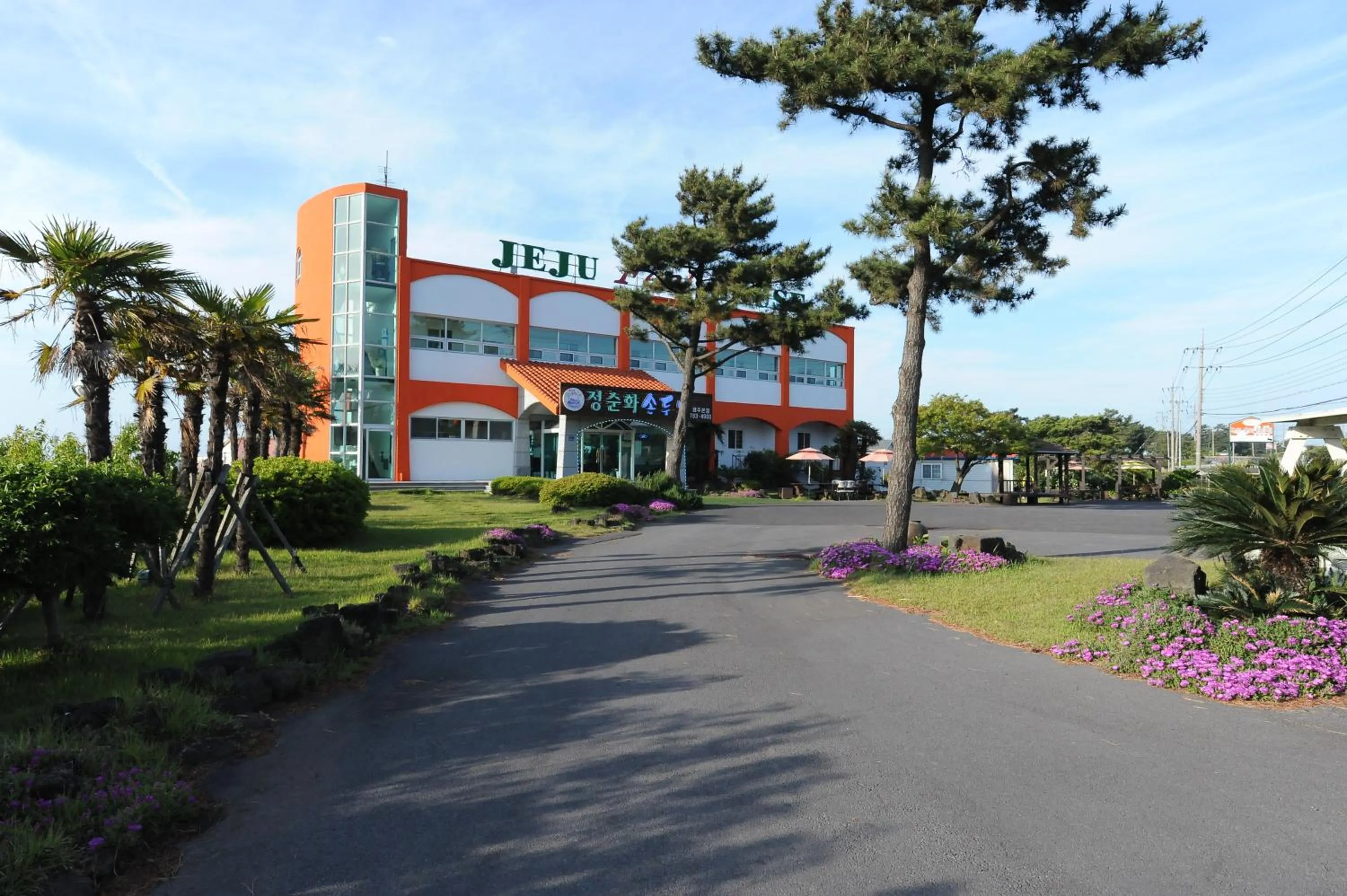 Facade/entrance in Jeju Feel House