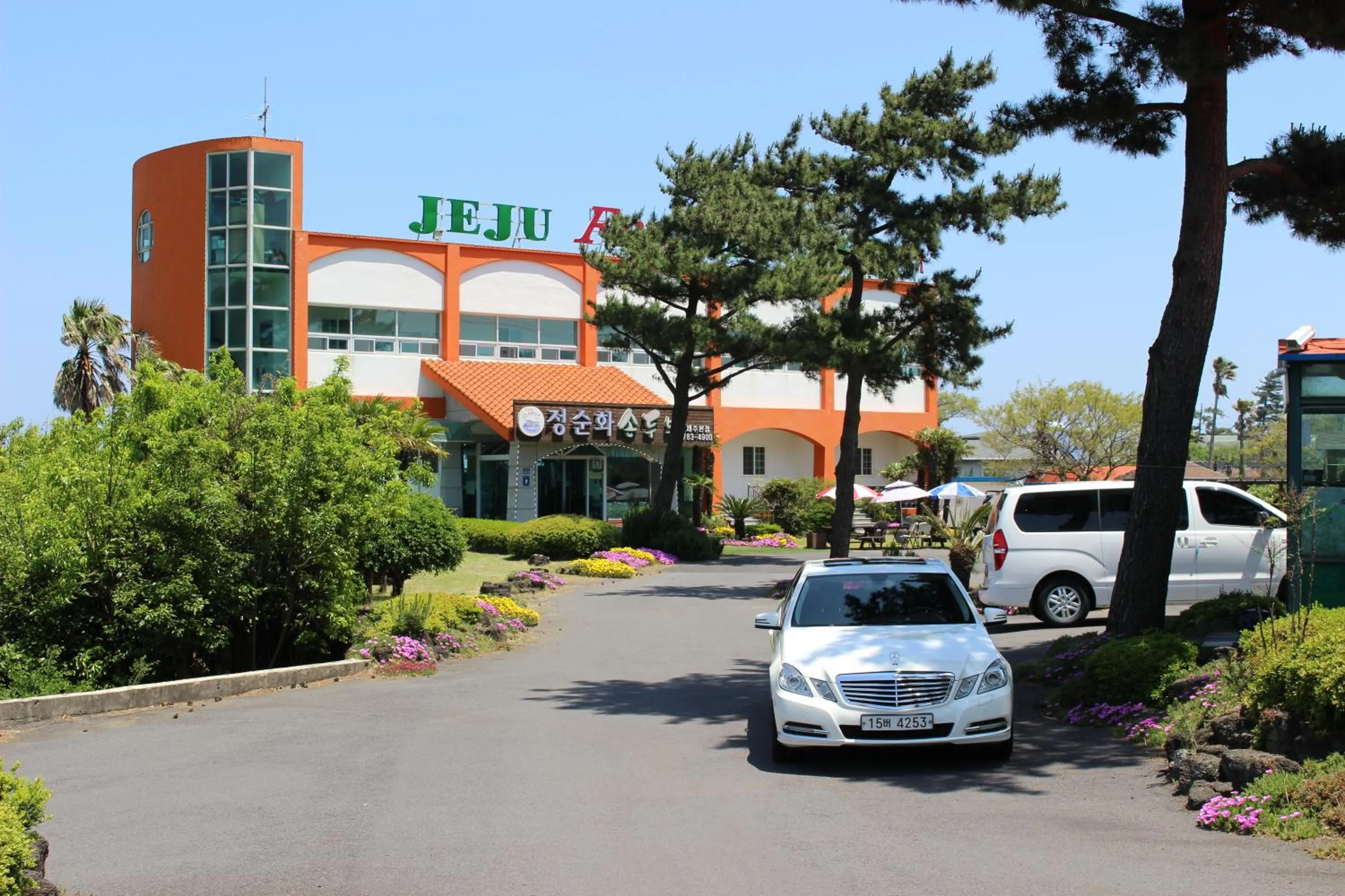 Property building in Jeju Feel House