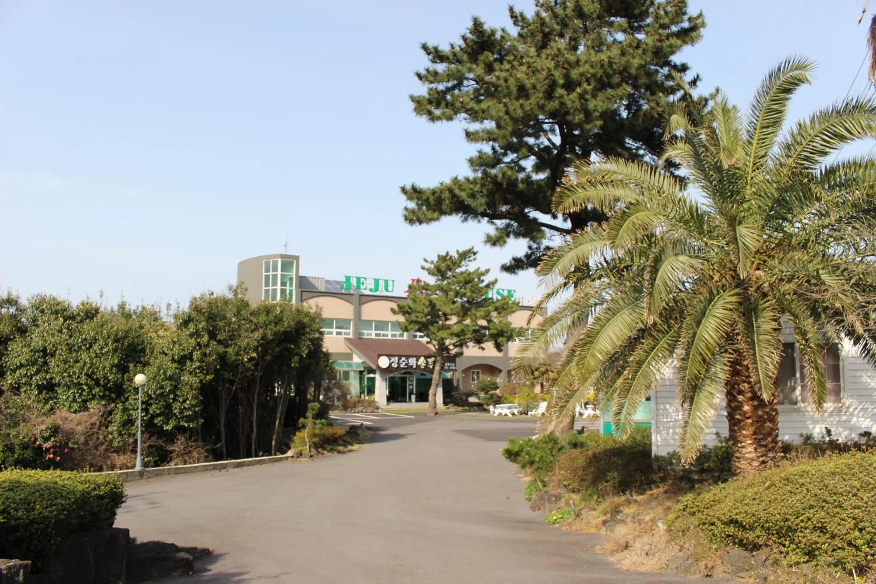 Property building in Jeju Feel House