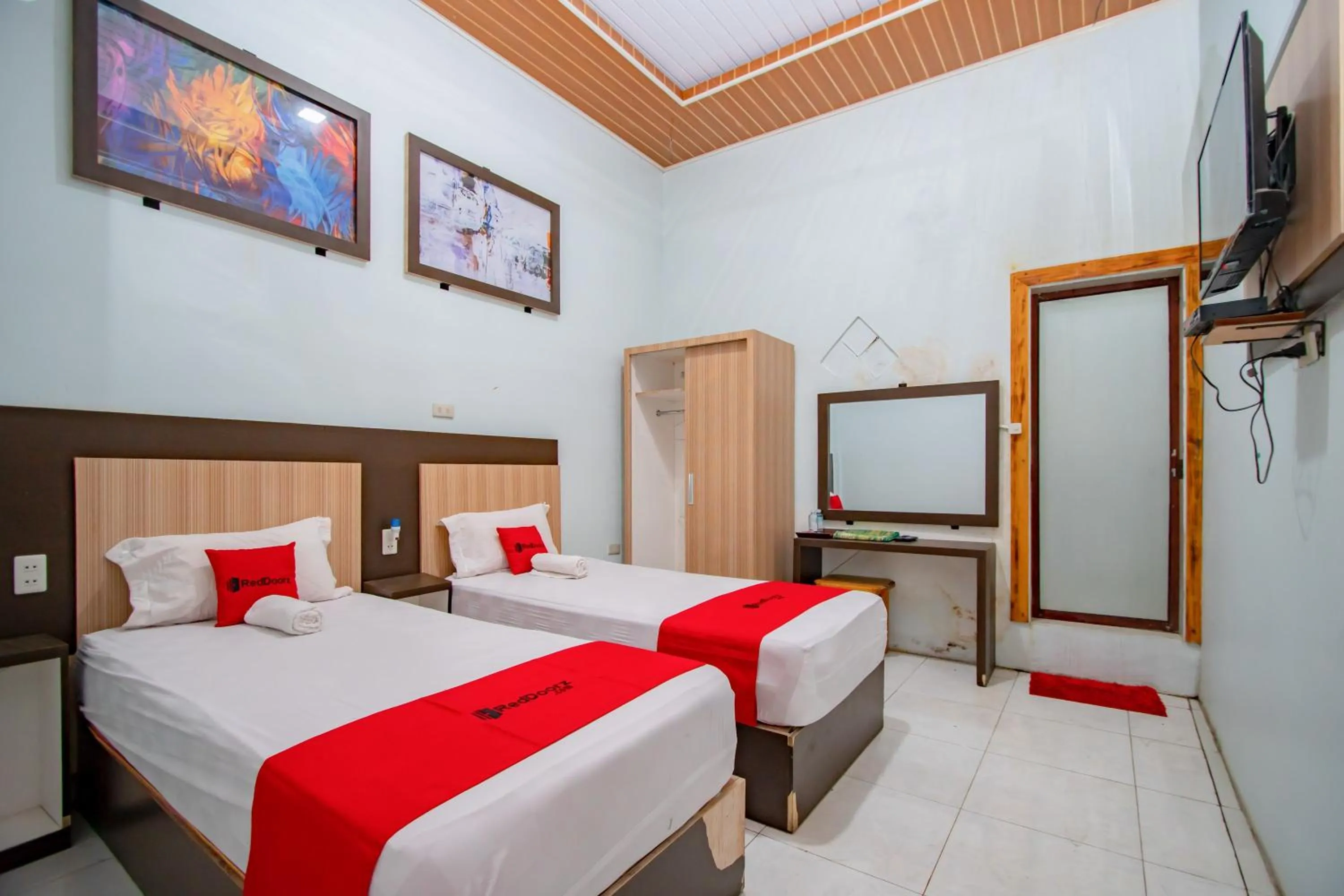 Bedroom, Bed in RedDoorz Syariah near Danau Lut Tawar Takengon