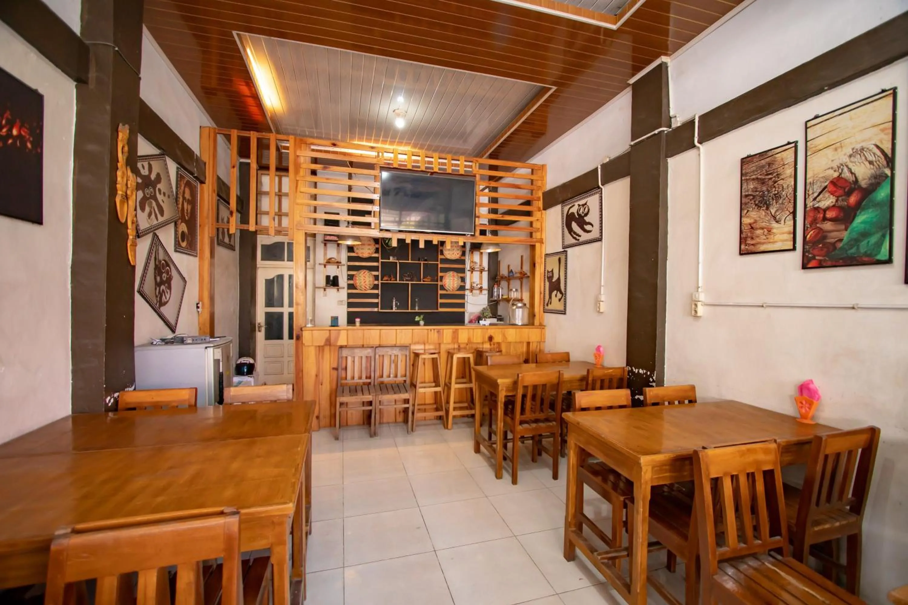 Dining area in RedDoorz Syariah near Danau Lut Tawar Takengon