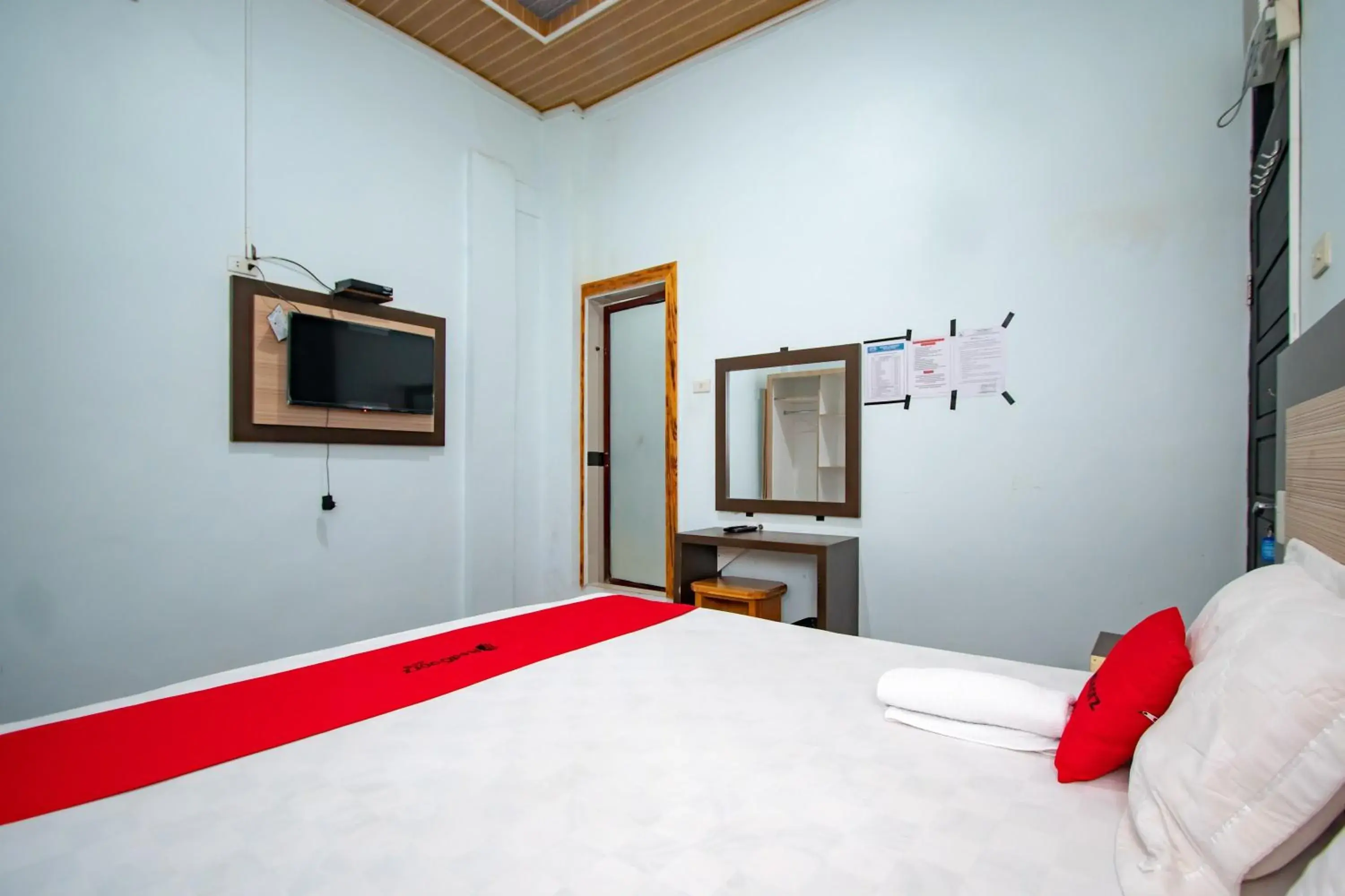 Deluxe Room in RedDoorz Syariah near Danau Lut Tawar Takengon Deluxe Room in RedDoorz Syariah near Danau Lut Tawar Takengon