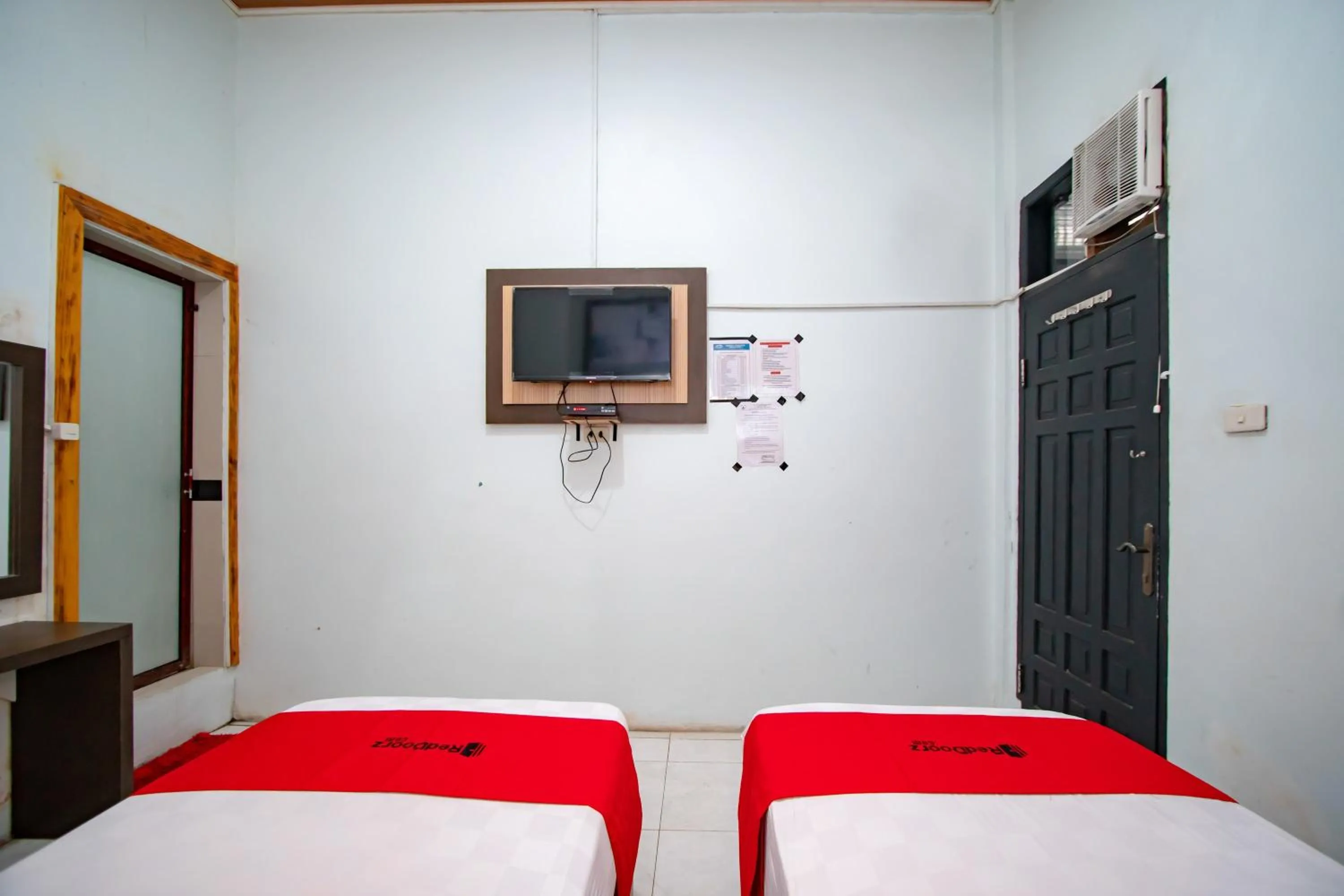 Bedroom, Bed in RedDoorz Syariah near Danau Lut Tawar Takengon