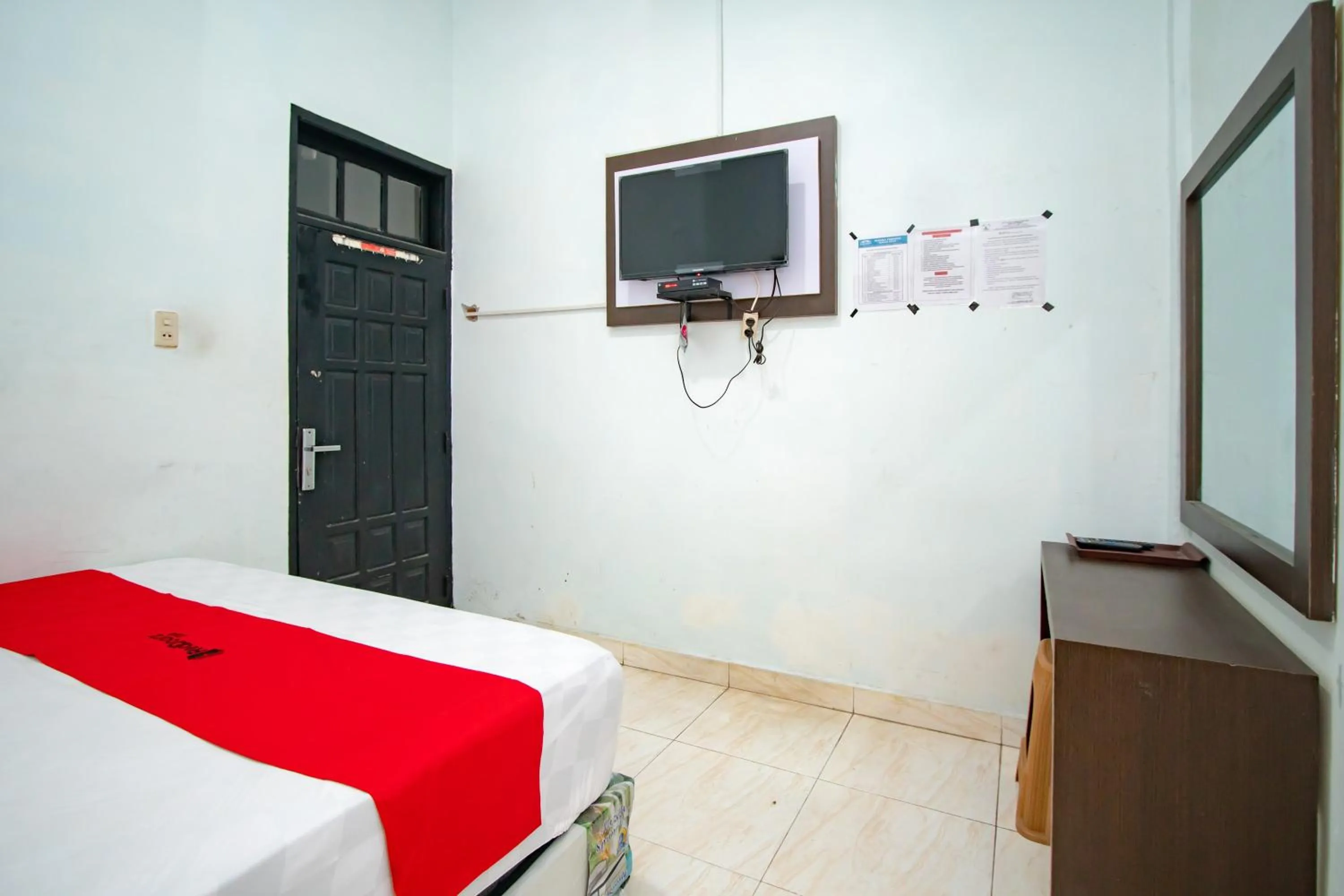 Bedroom, Bed in RedDoorz Syariah near Danau Lut Tawar Takengon