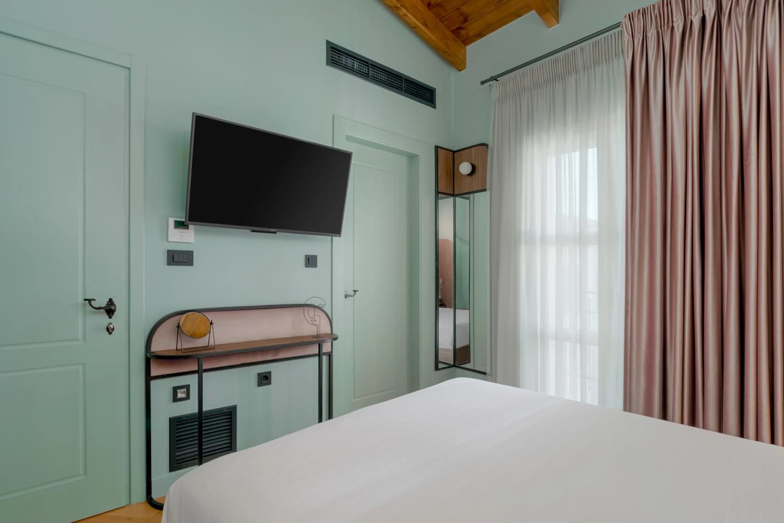 TV and multimedia, Bed in NAIADES the residence ioannina castle