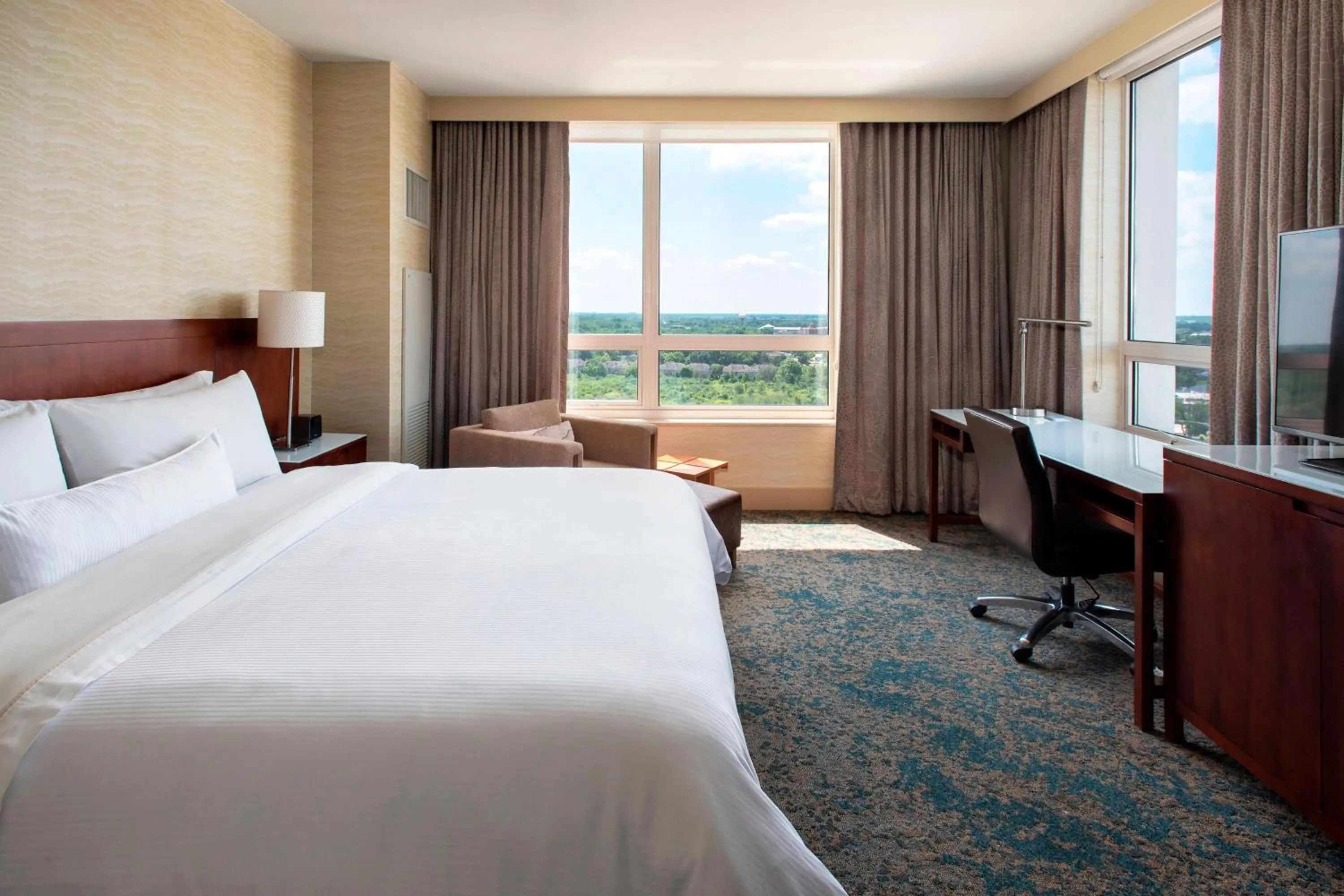 Photo of the whole room, Bed in The Westin Chicago North Shore