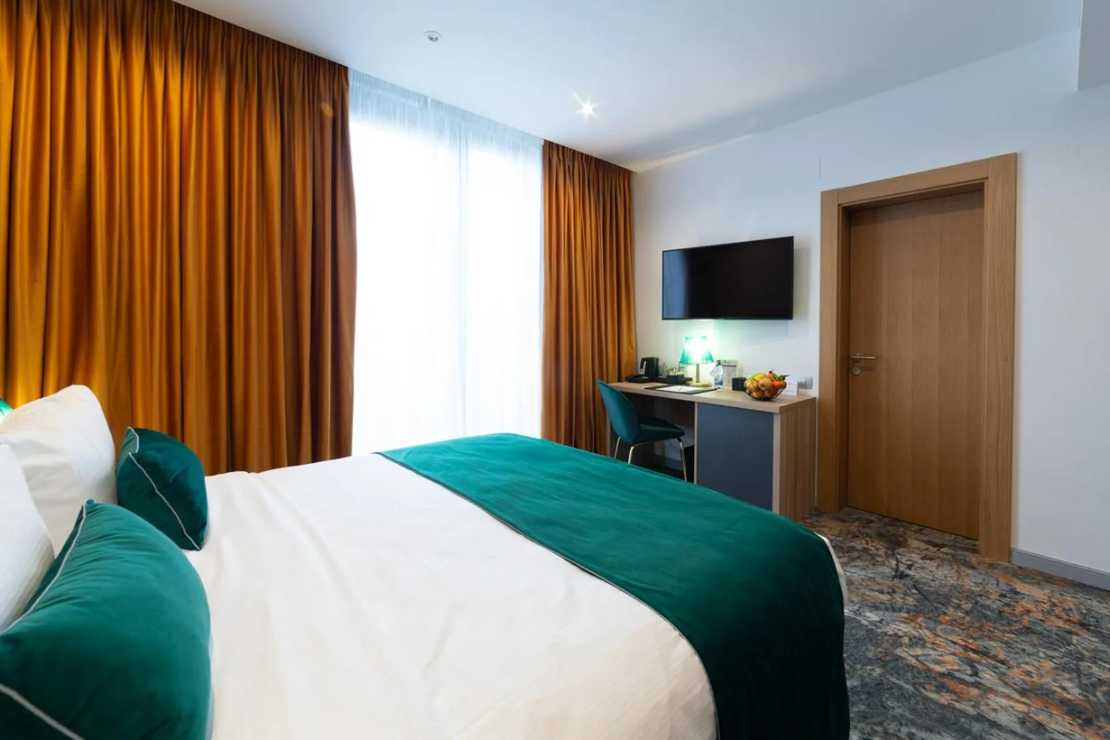 Bed in Tomis Garden Bucuresti