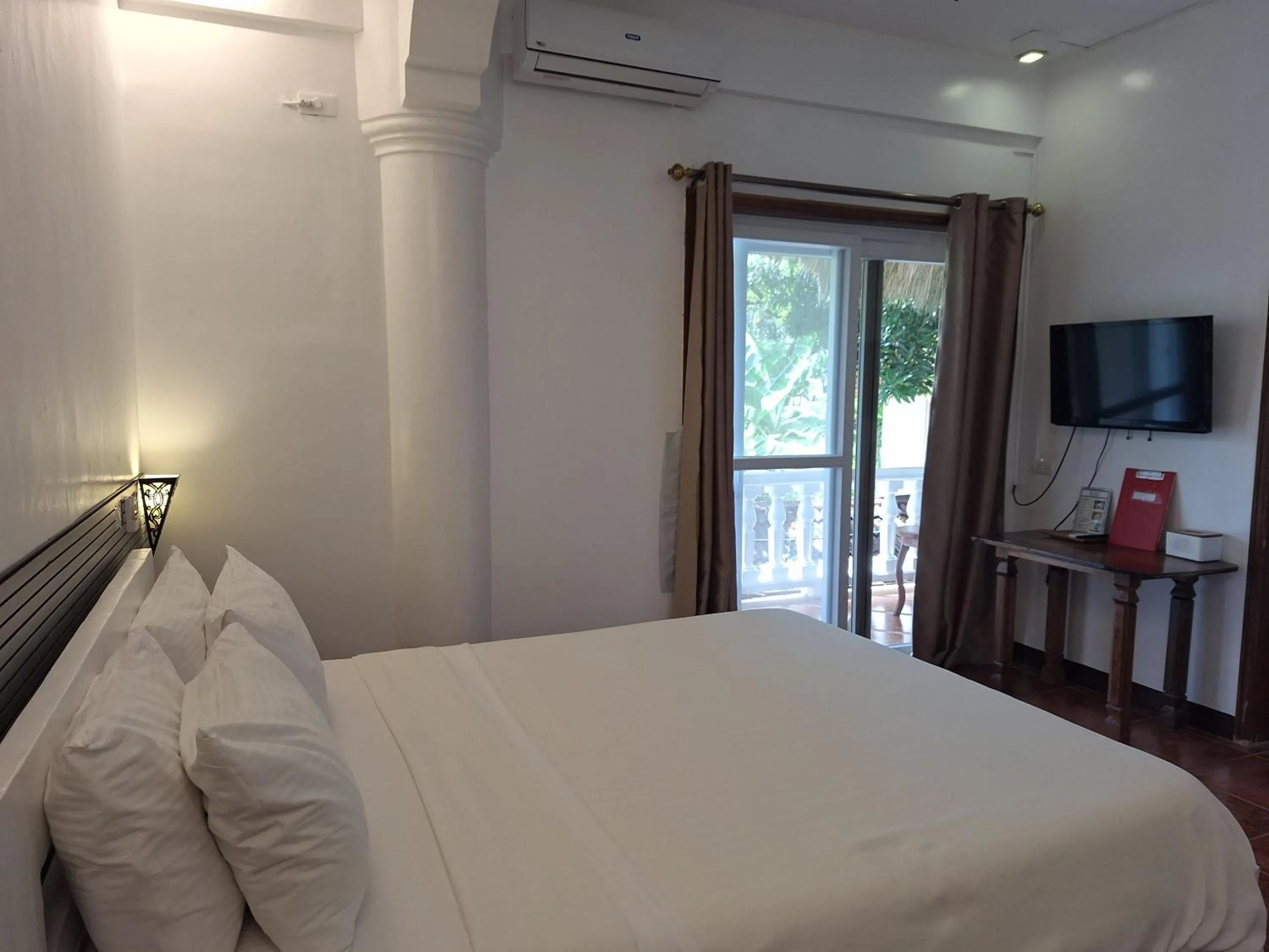 Bed in Lanterna Hotel Boracay