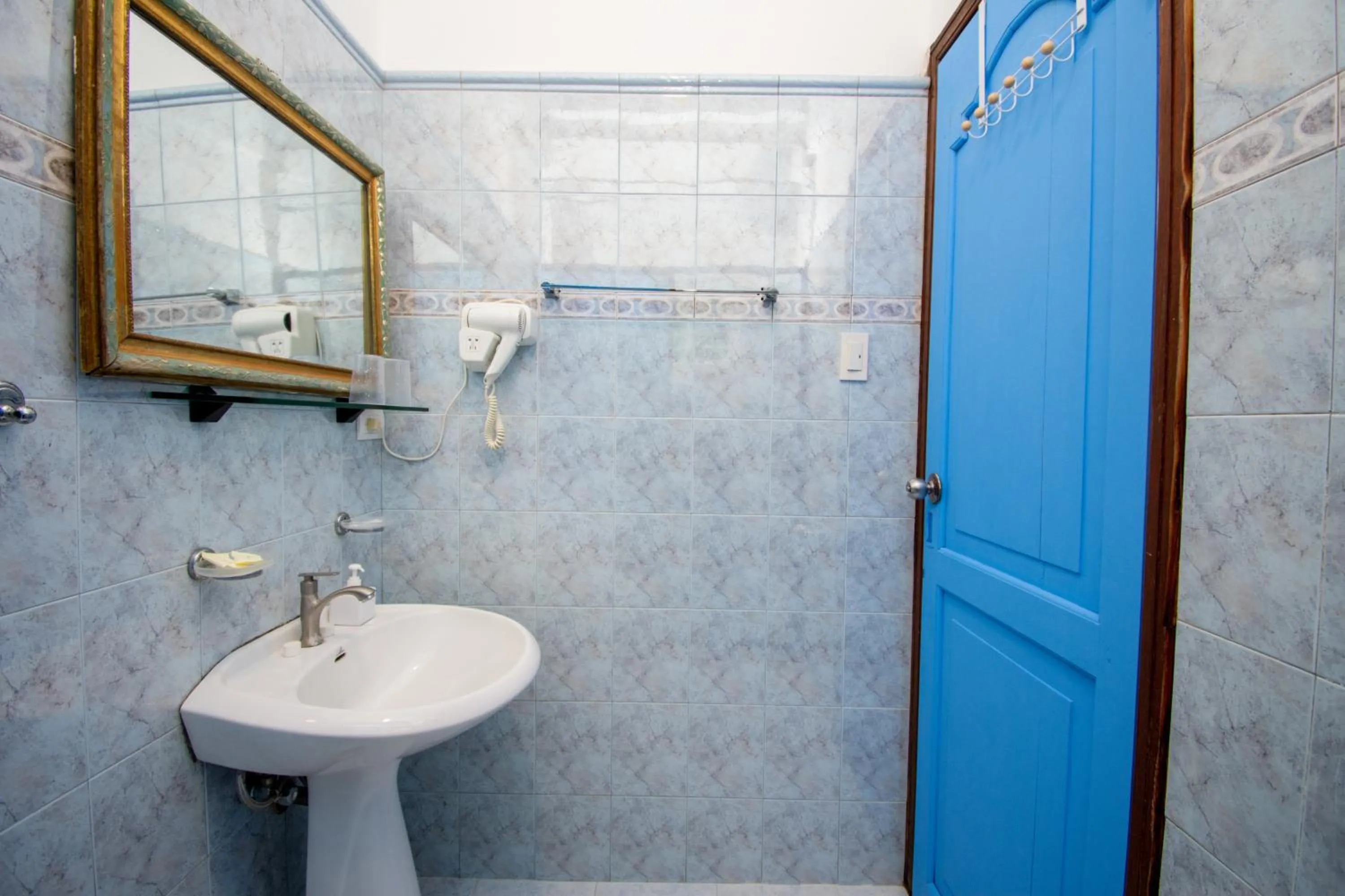 Bathroom in Lanterna Hotel Boracay