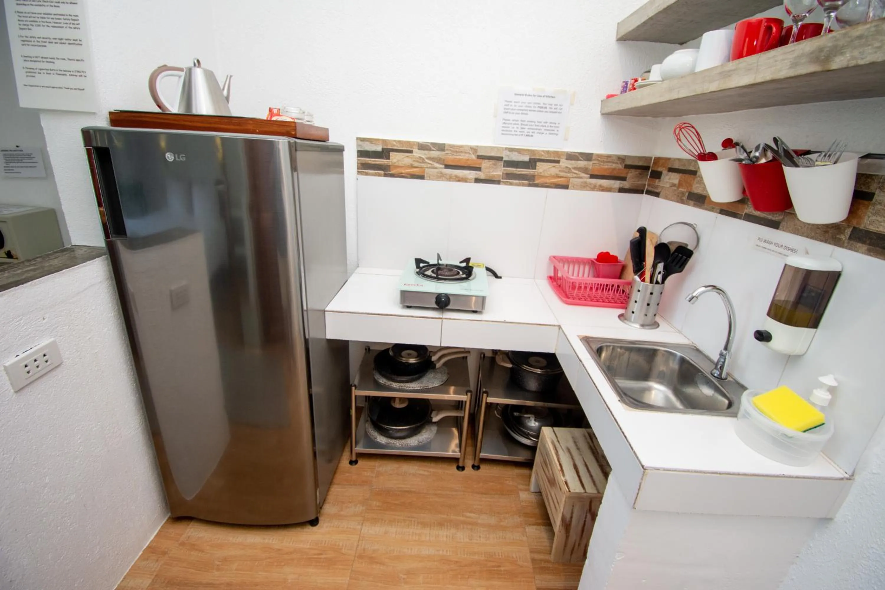 Kitchen or kitchenette in Lanterna Hotel Boracay