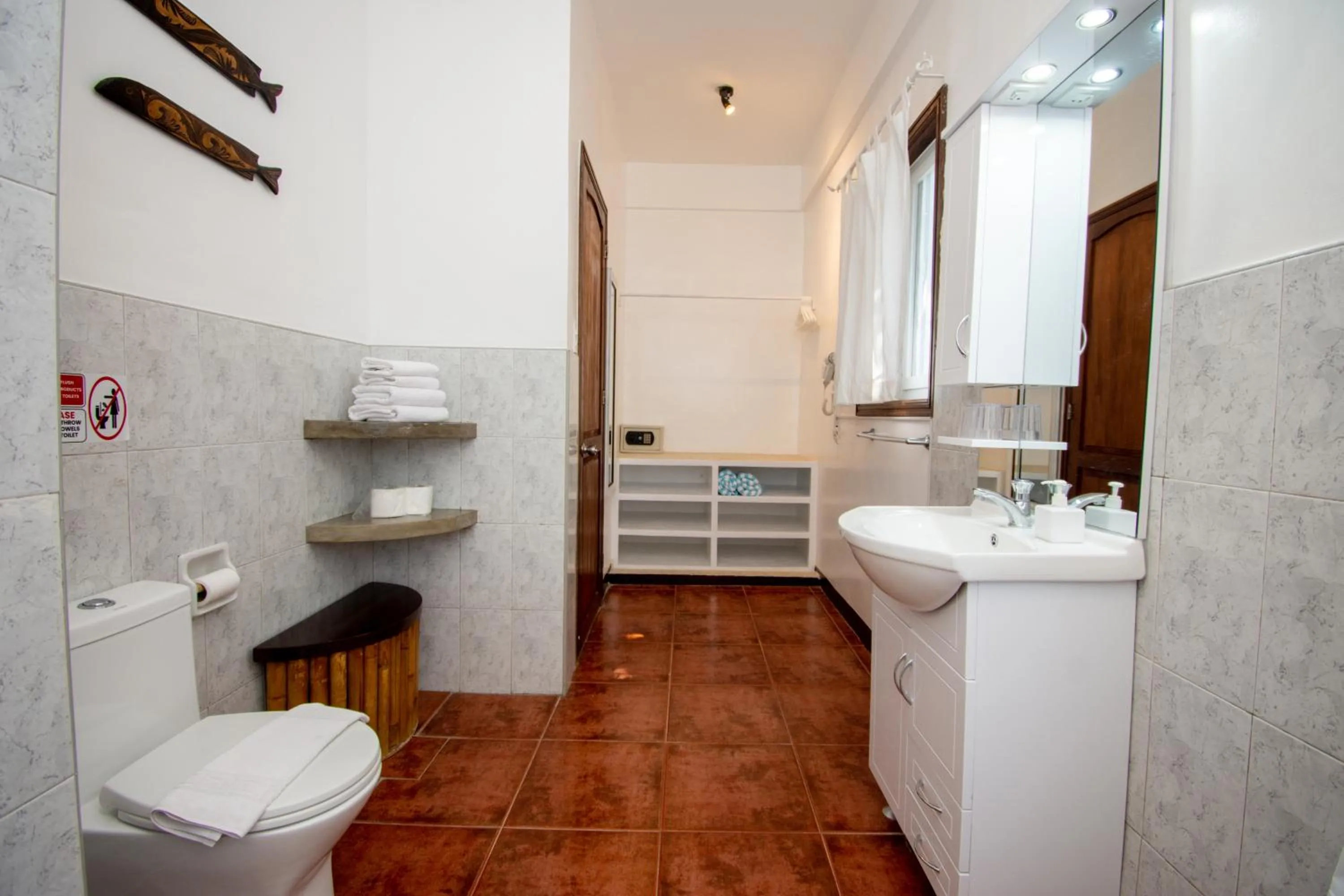 Toilet in Lanterna Hotel Boracay