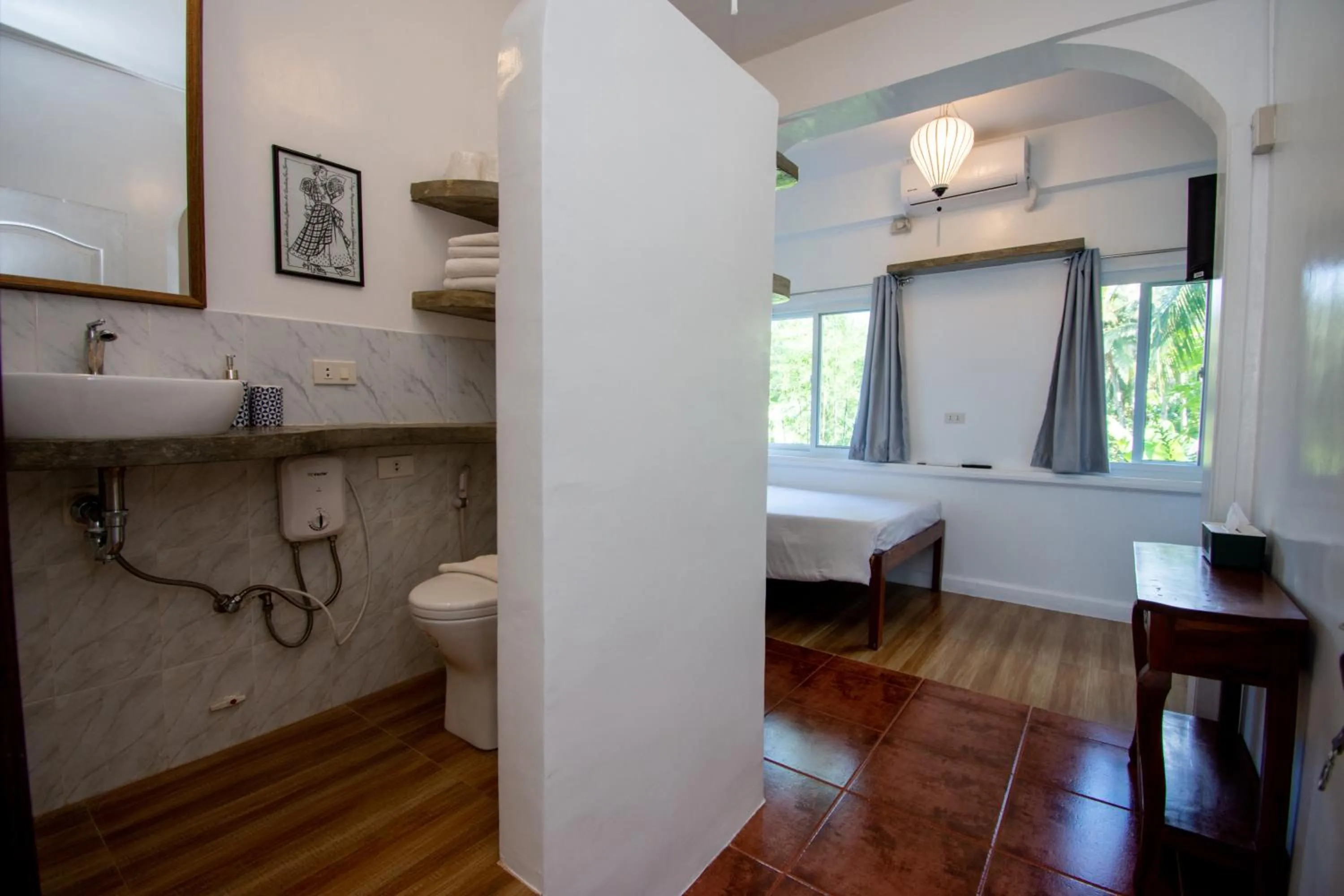 Toilet in Lanterna Hotel Boracay