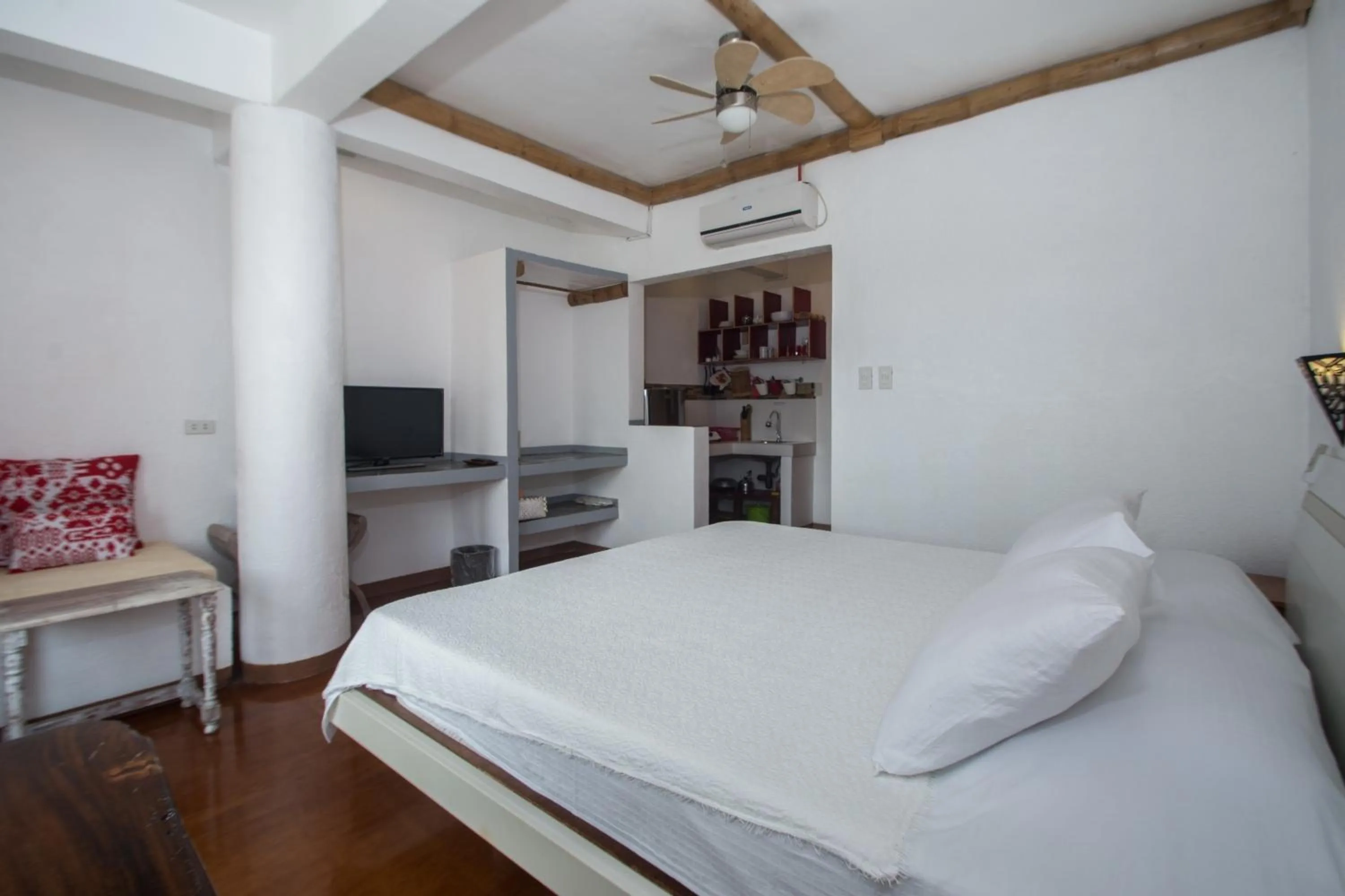 Bed in Lanterna Hotel Boracay